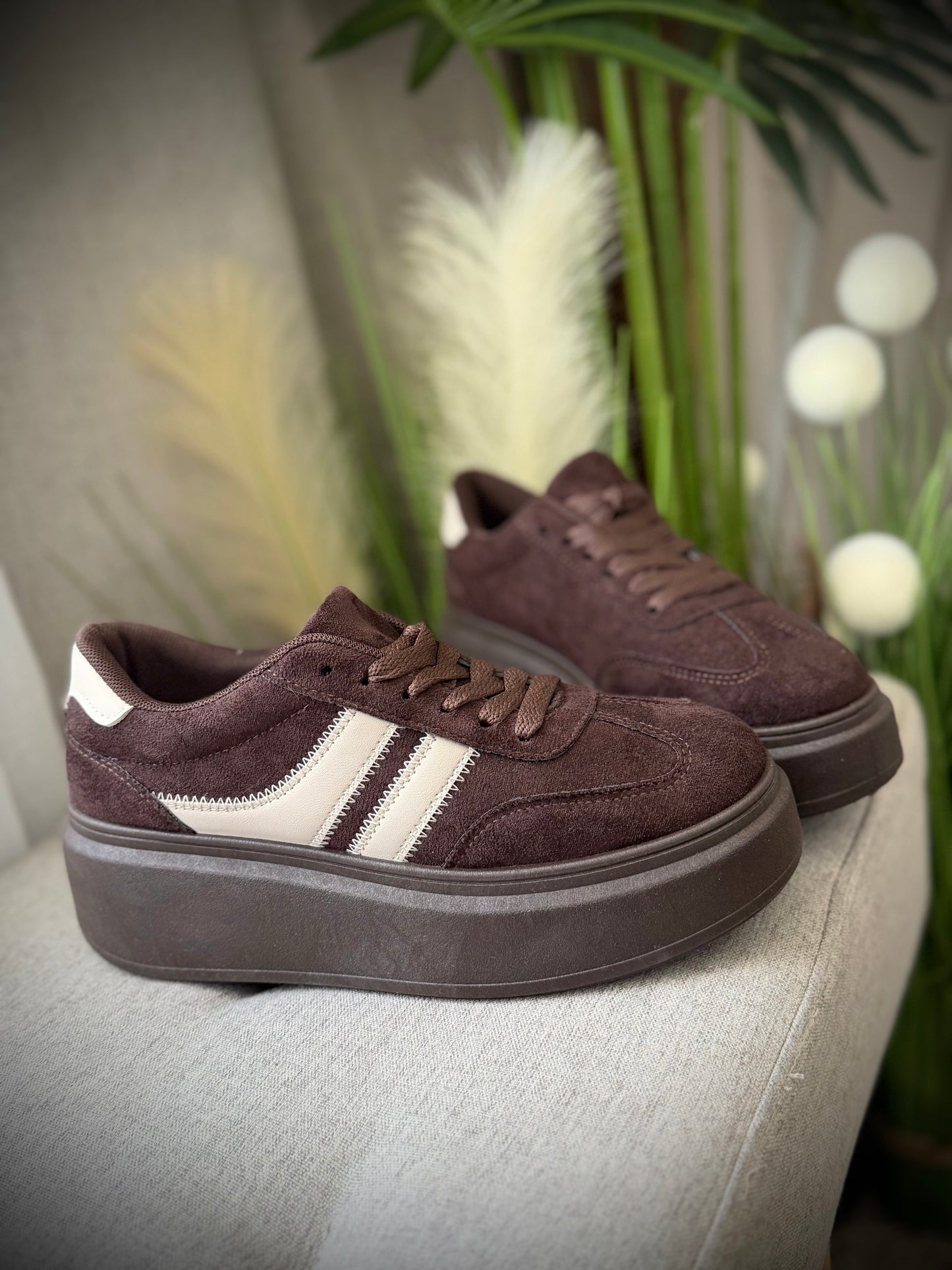 Adidași maro cu inserții crem și talpă groasă