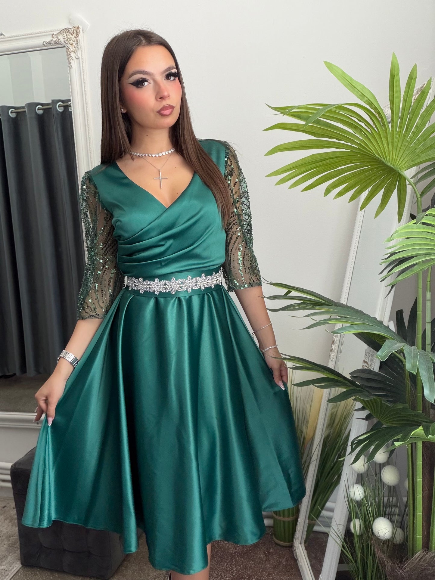 Rochie elegantă din tafta verde smarald cu mâneci din dantelă brodată Adria