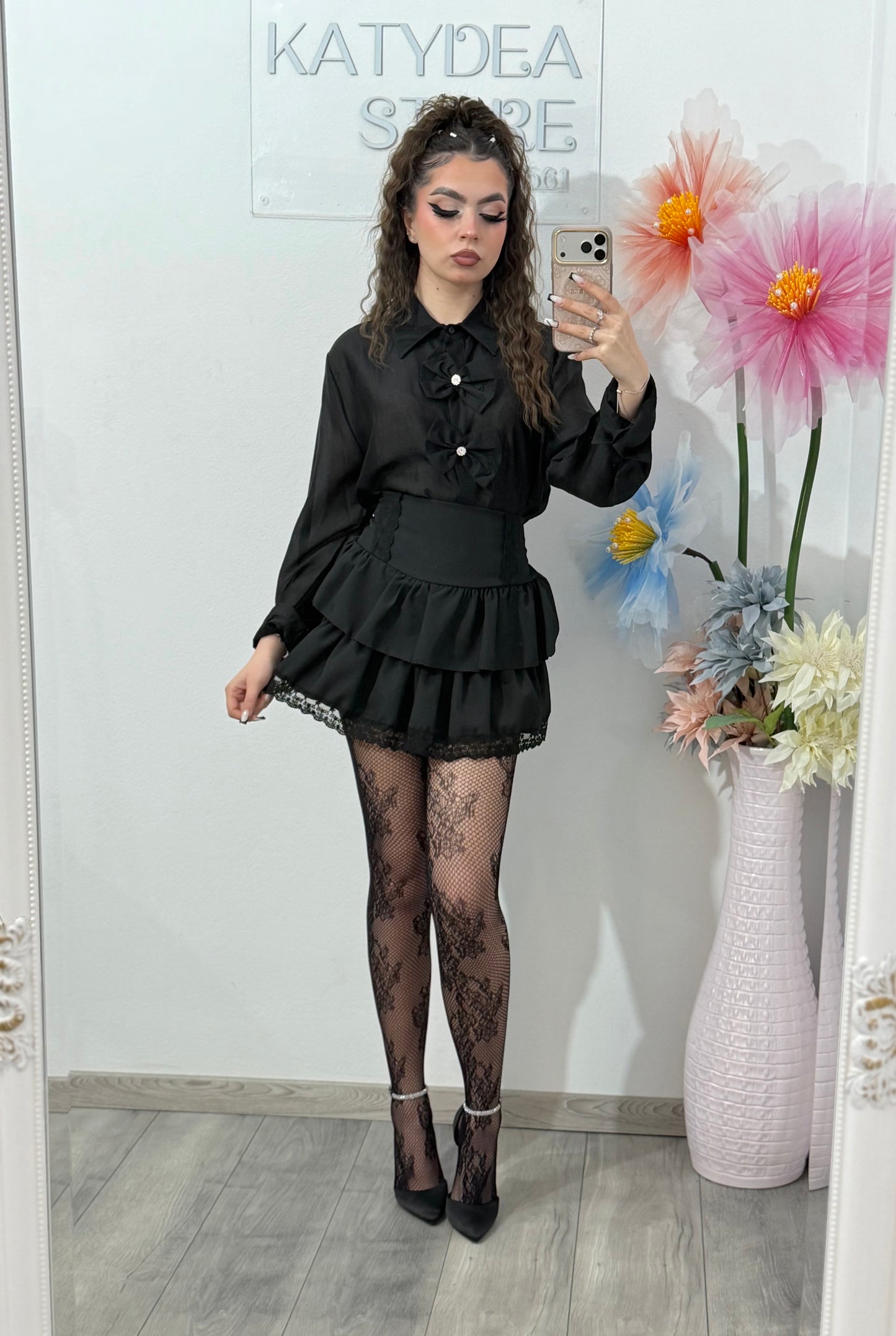 Cămașă elegantă neagră satinată, cu funde decorative – stil feminin și rafinat