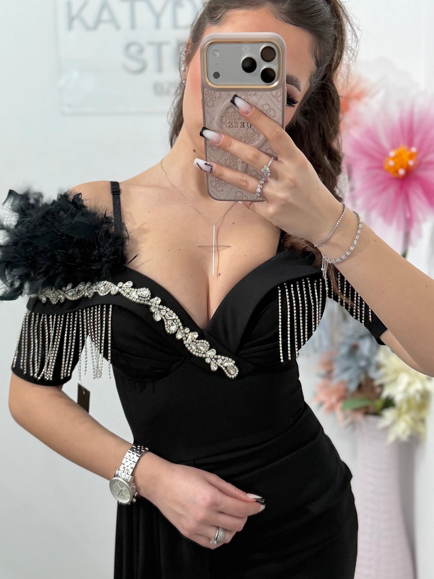 Rochie elegantă off-shoulder cu slit și detalii luxury