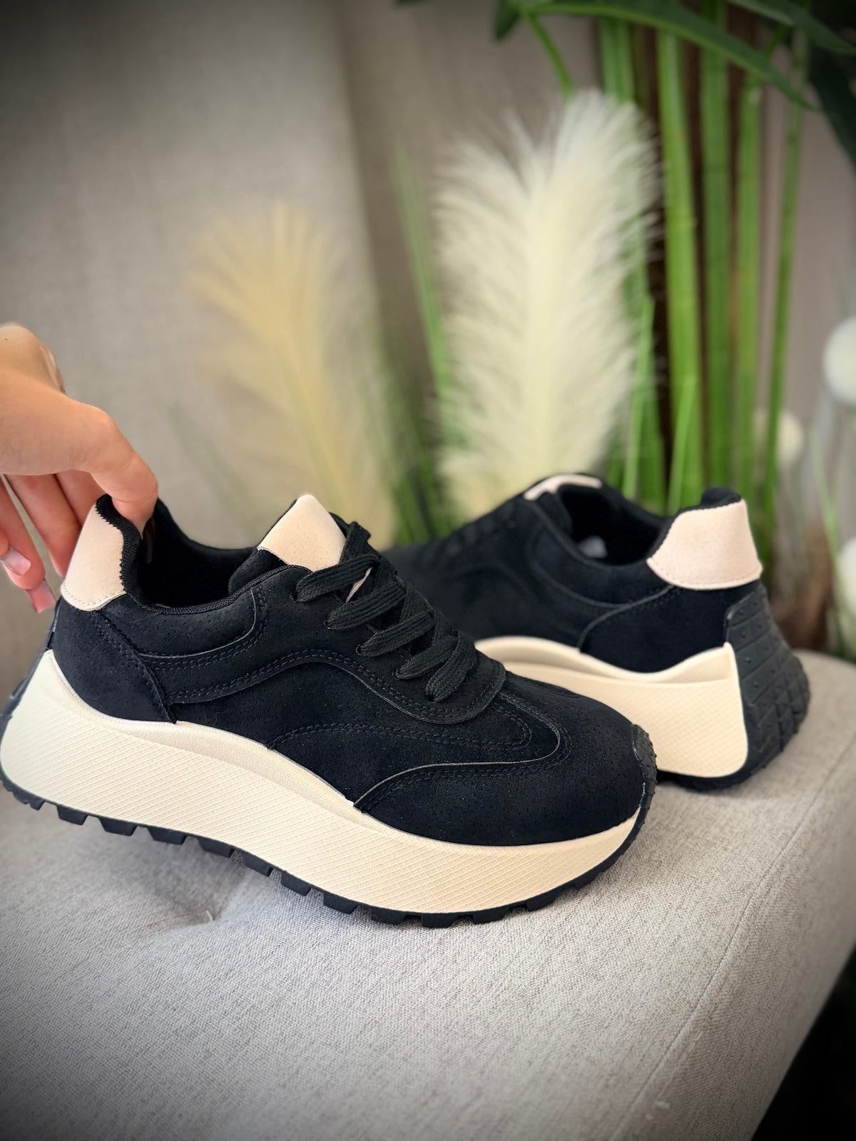 Adidași negri cu talpă crem