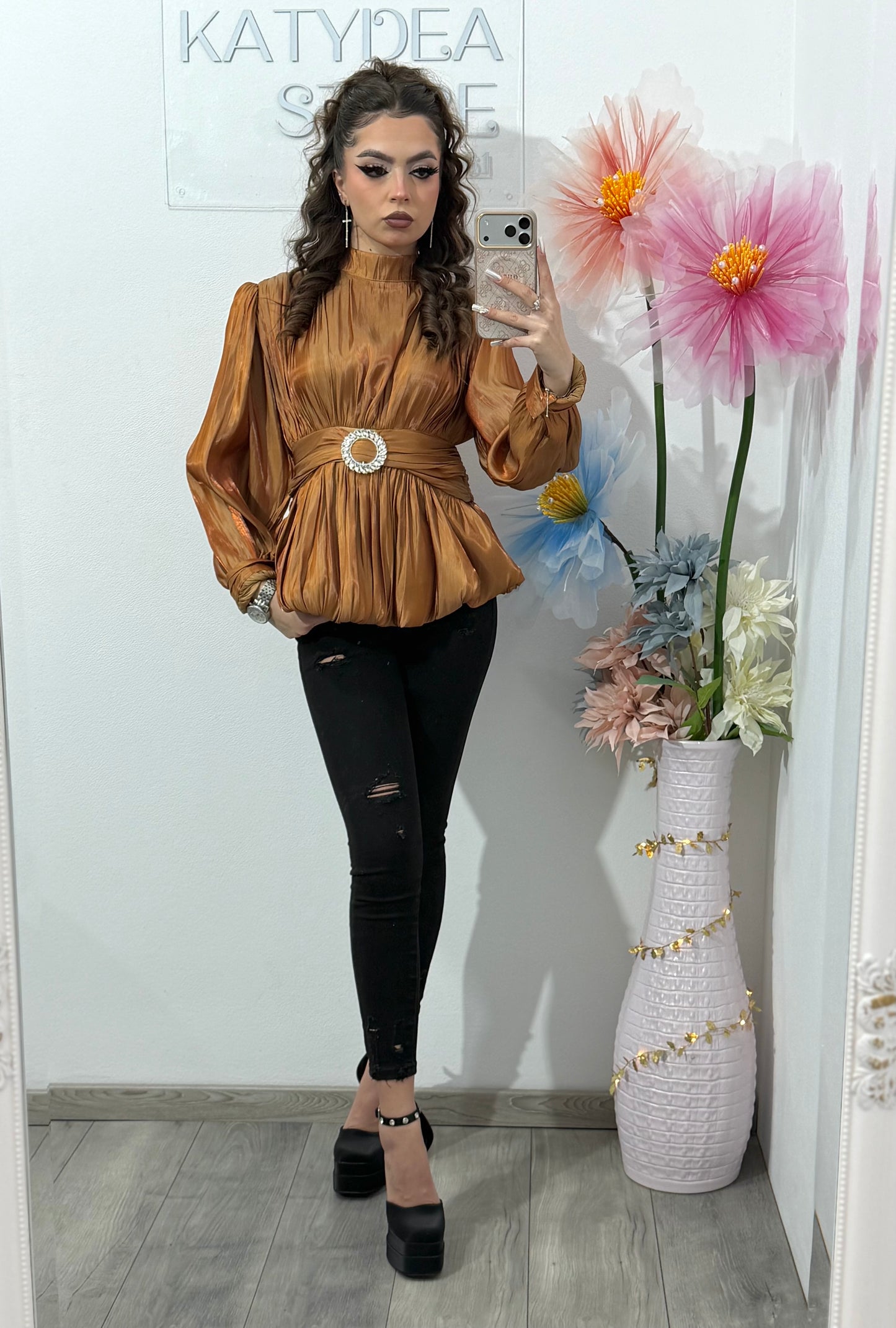 Cămașă elegantă din satin pentru femei, cu mâneci lungi și talie marcată BROWN