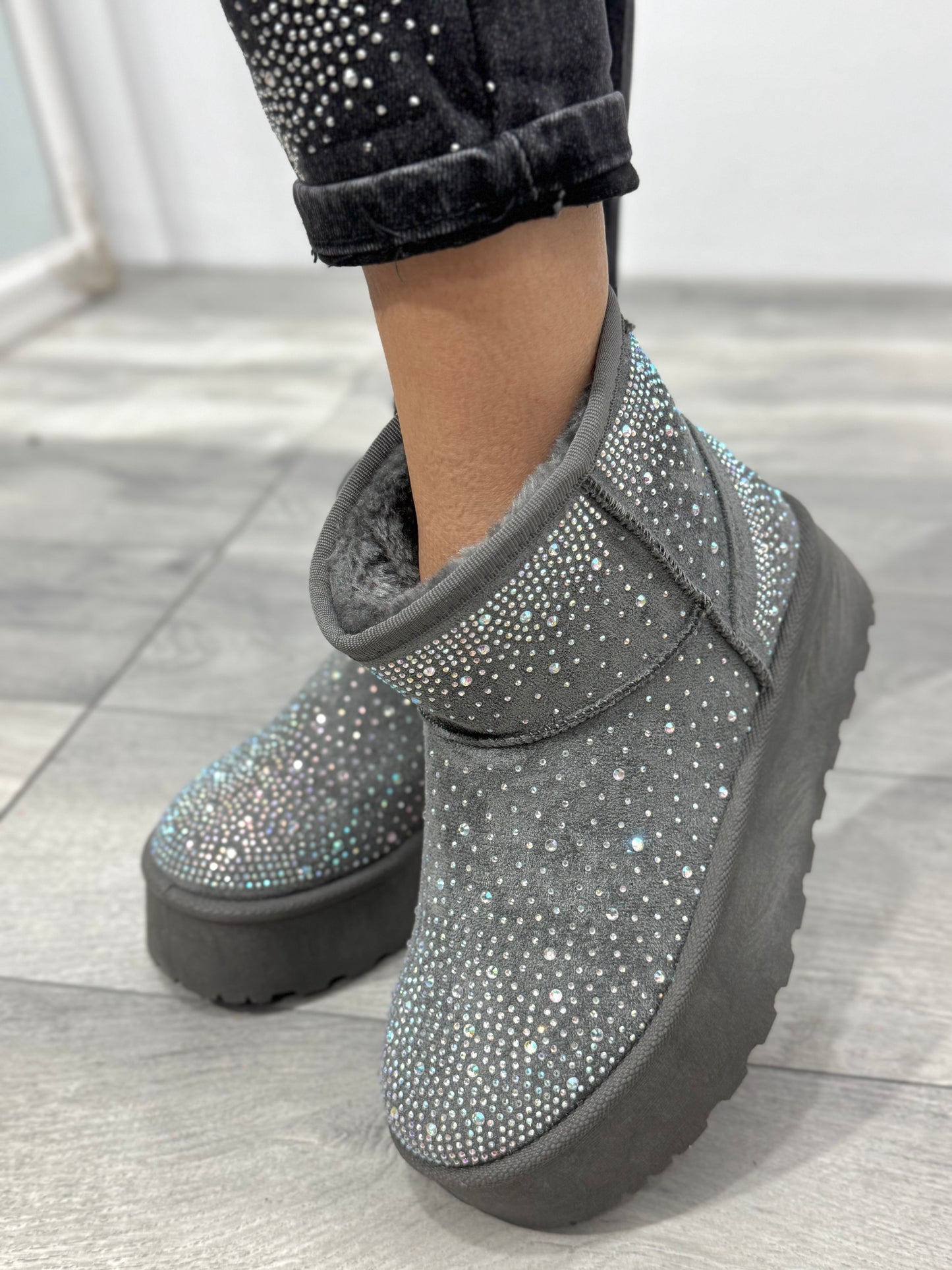 UGG cu talpa groasă și cristale ștanțate DEEA