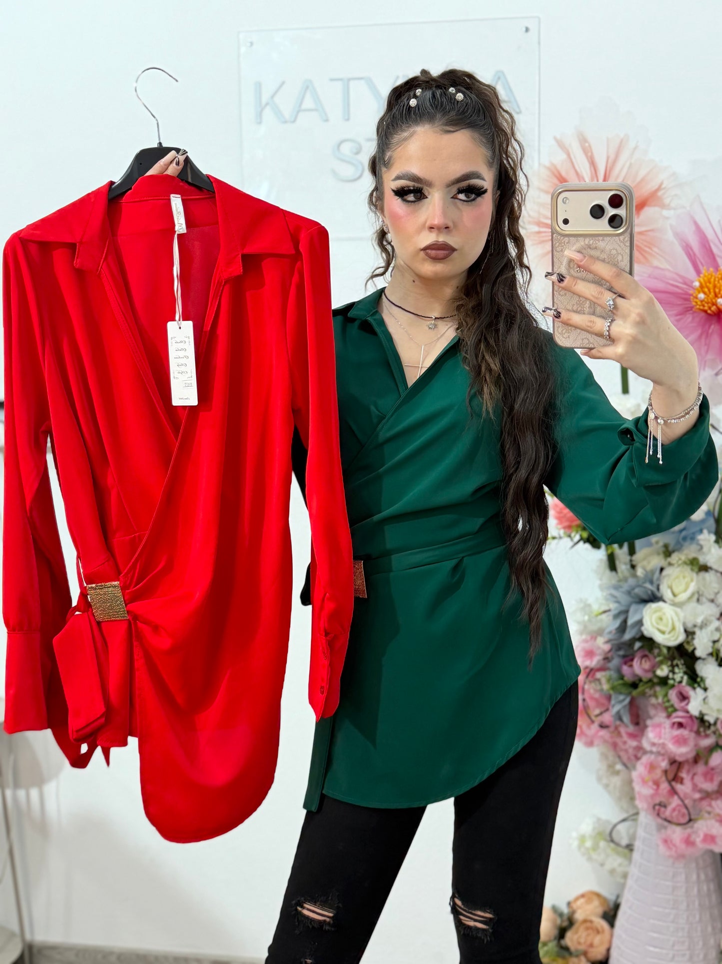 Bluză elegantă damă cu design petrecut și detaliu metalic în talie