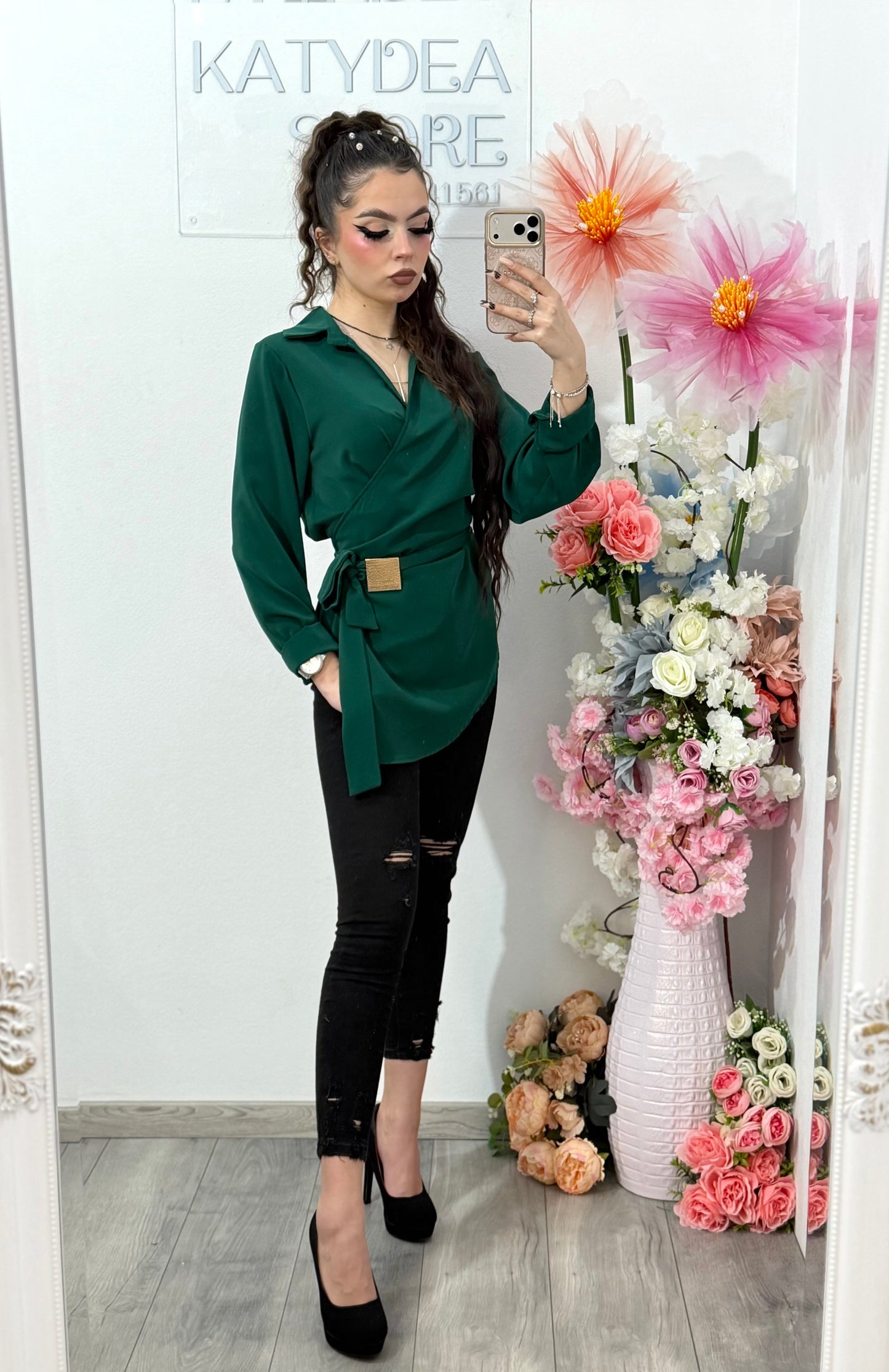 Bluză elegantă damă cu design petrecut și detaliu metalic în talie