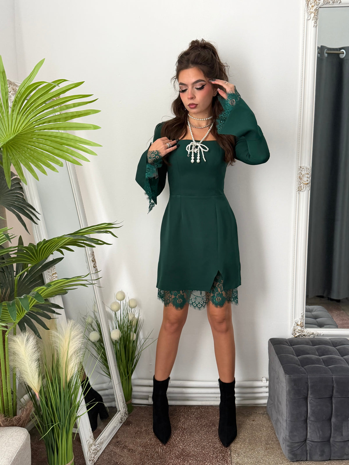Rochie Amara – verde cu dantelă și mâneci evazate