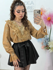 Cămașă elegantă camel  , cu broderie și volane – ideală pentru ținute rafinate