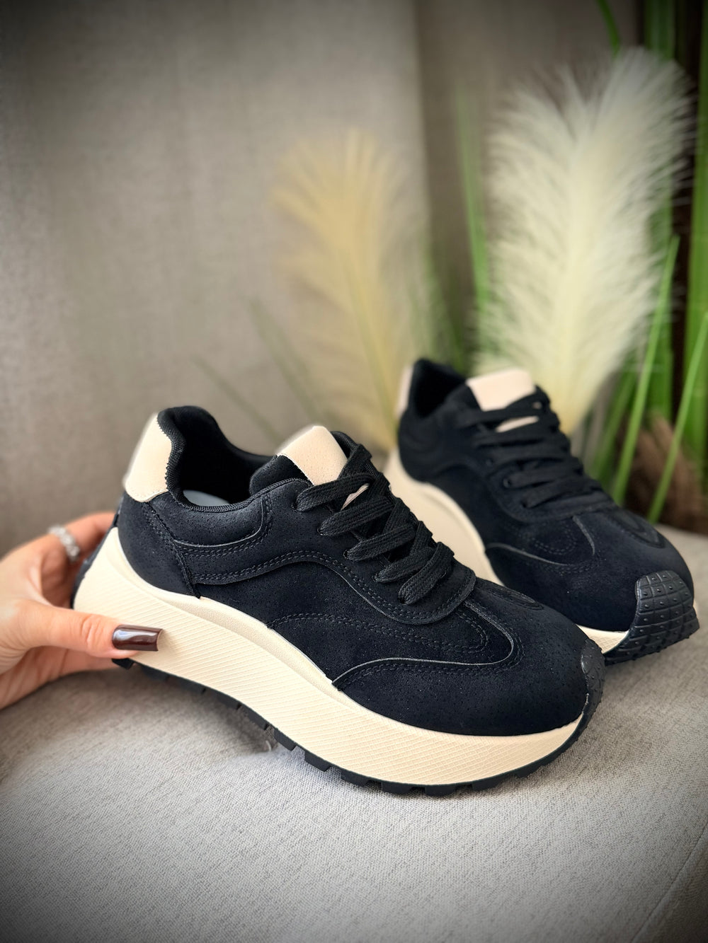 Adidași negri cu talpă crem