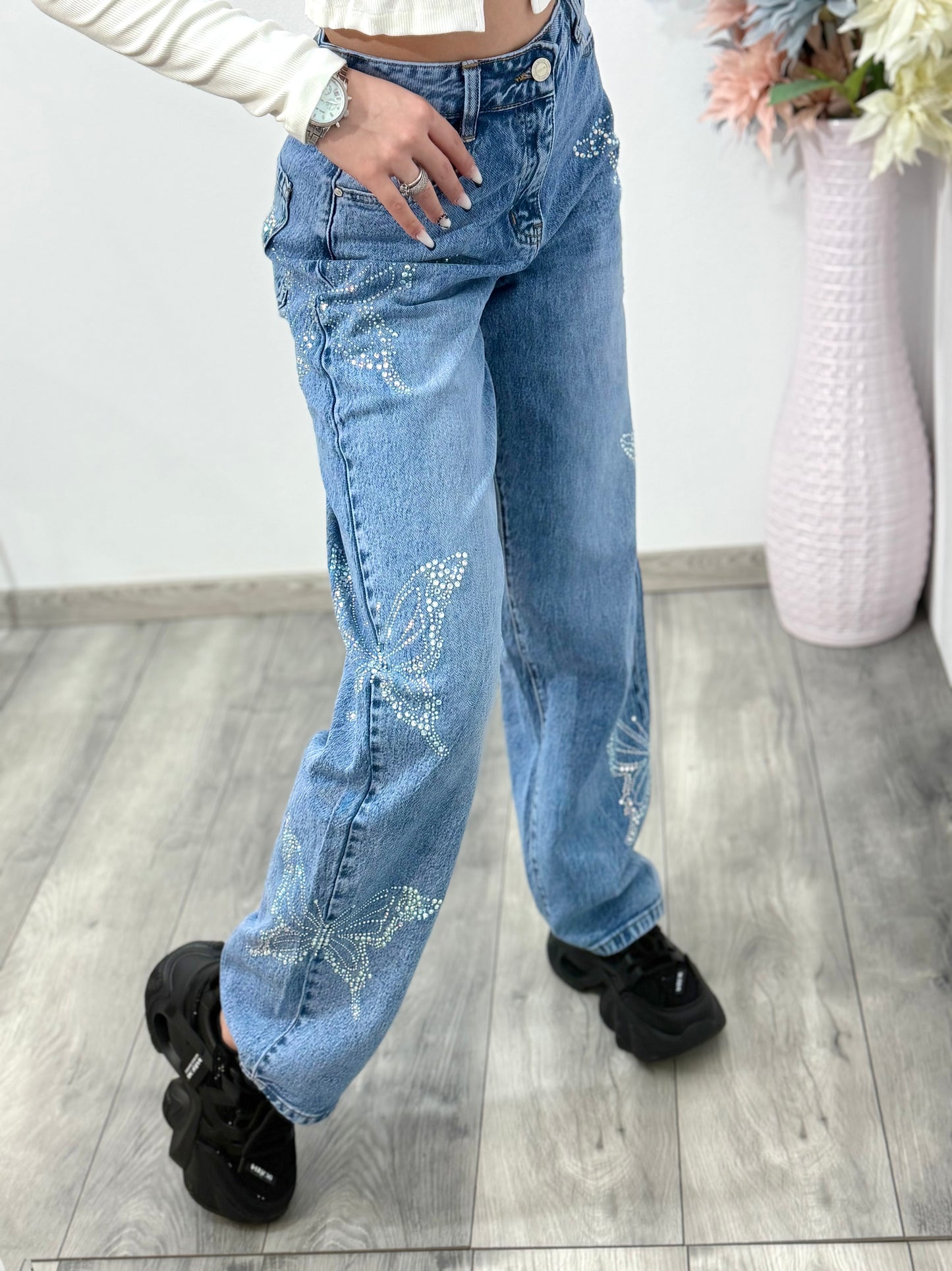 Blugi damă albaștri cu talie înaltă și aplicații fluture din strasuri – model fashion casual