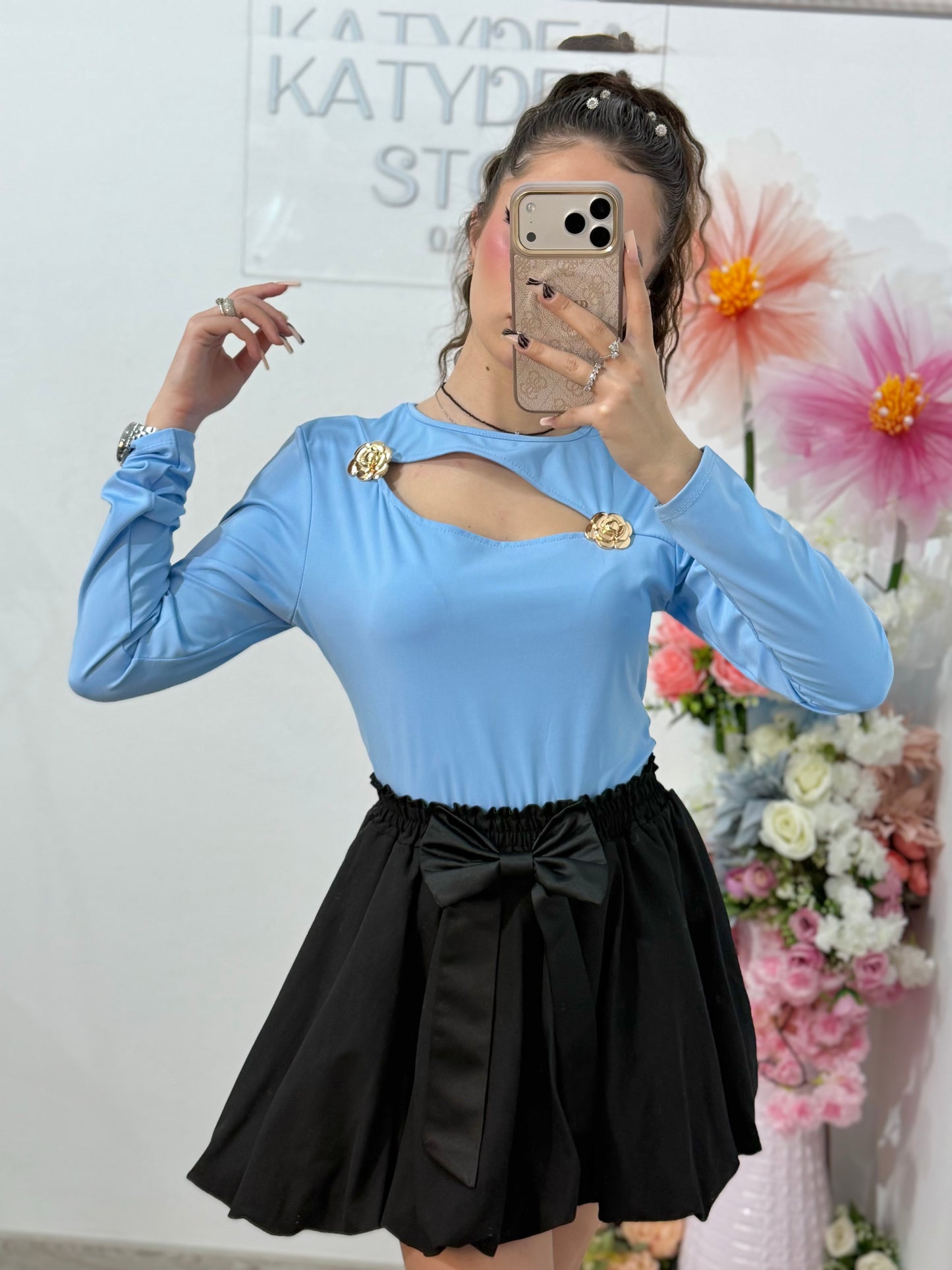 Bluză damă chic cu decupaj la decolteu și aplicații metalice aurii