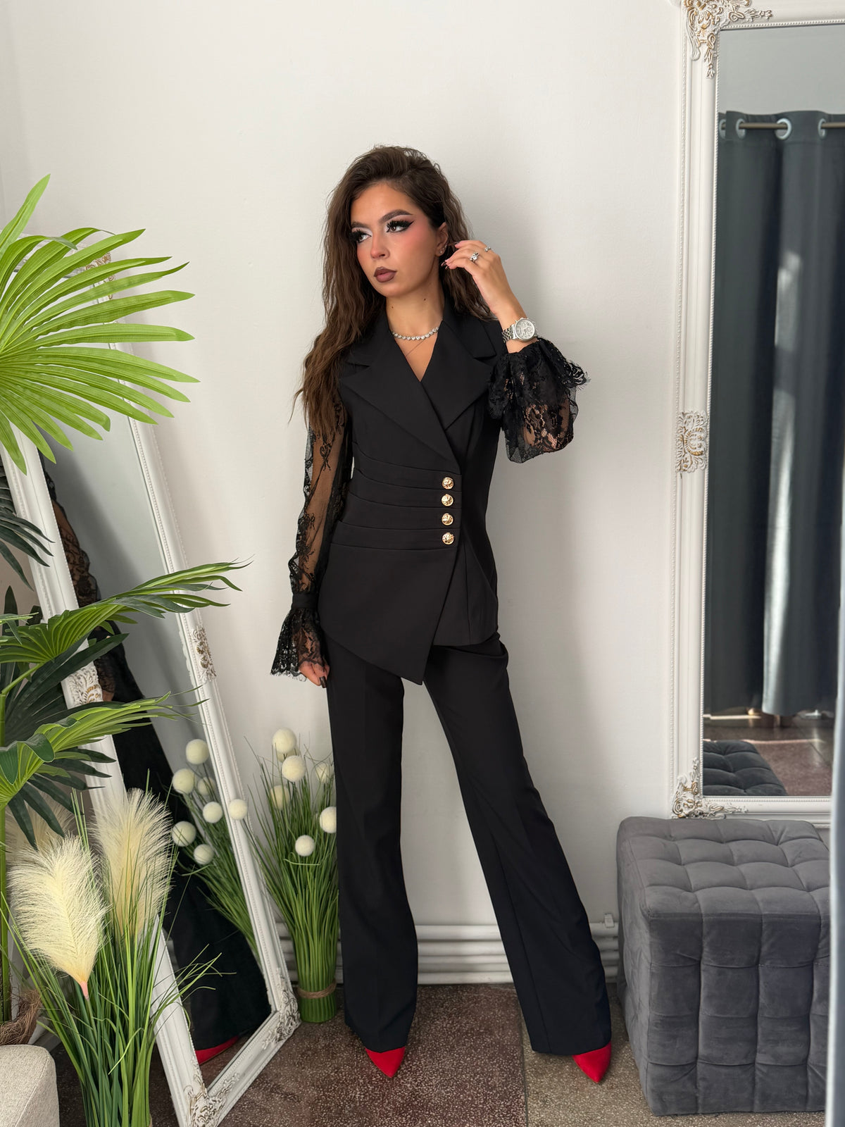 Costum elegant cu mânecă dantelată negru