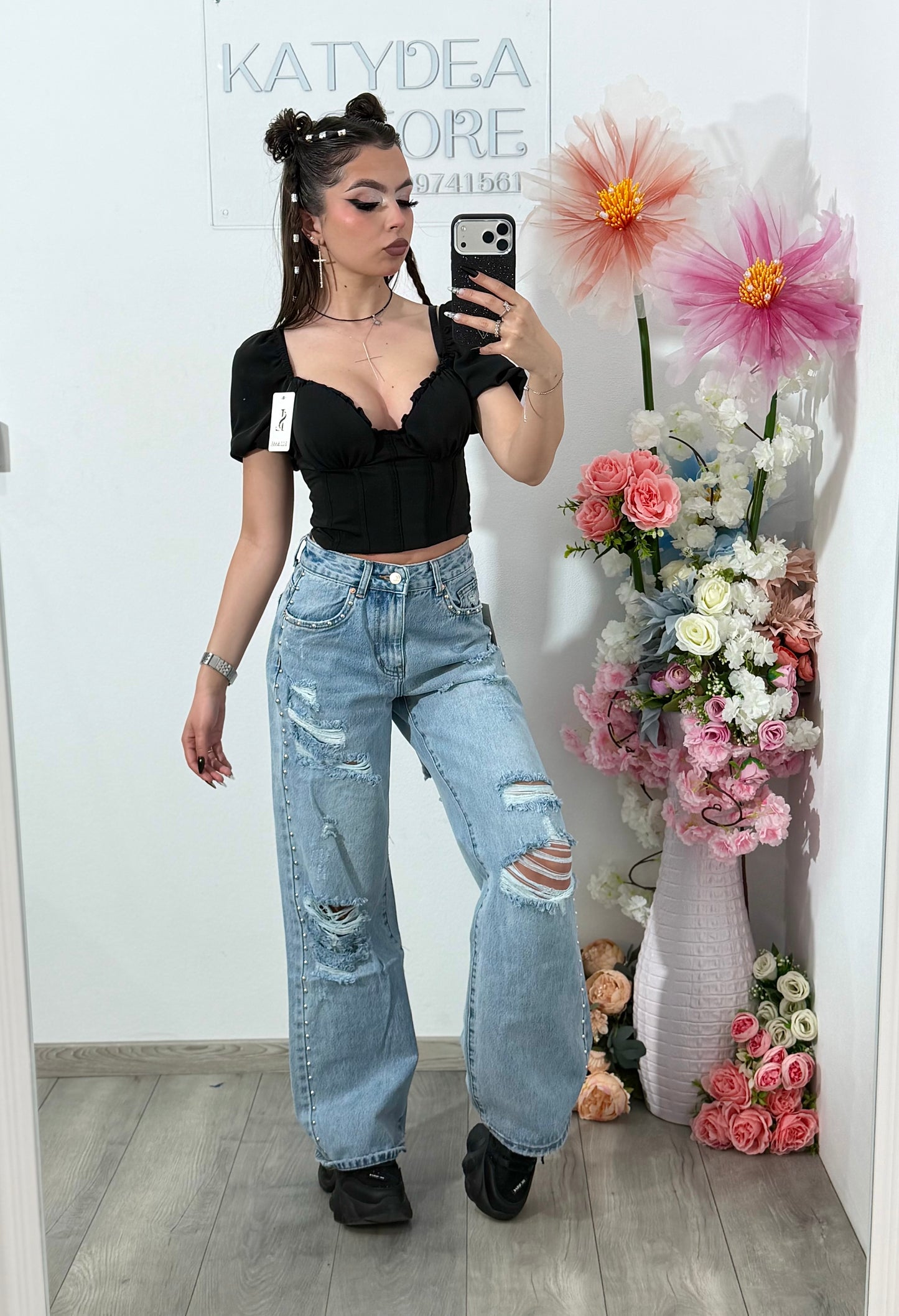 Jeans cu rupturi si capse ELISSE