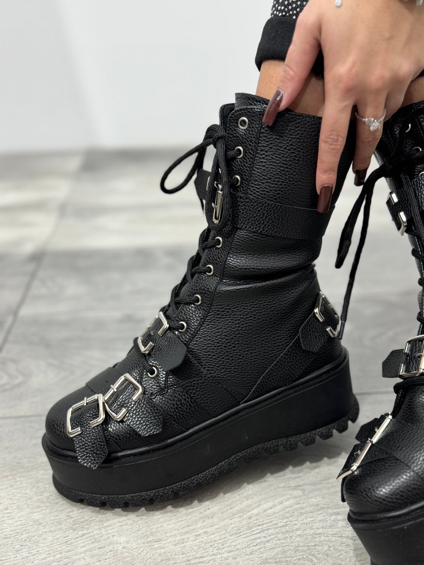 Bocanci cu talpă groasă și catarame BELLA