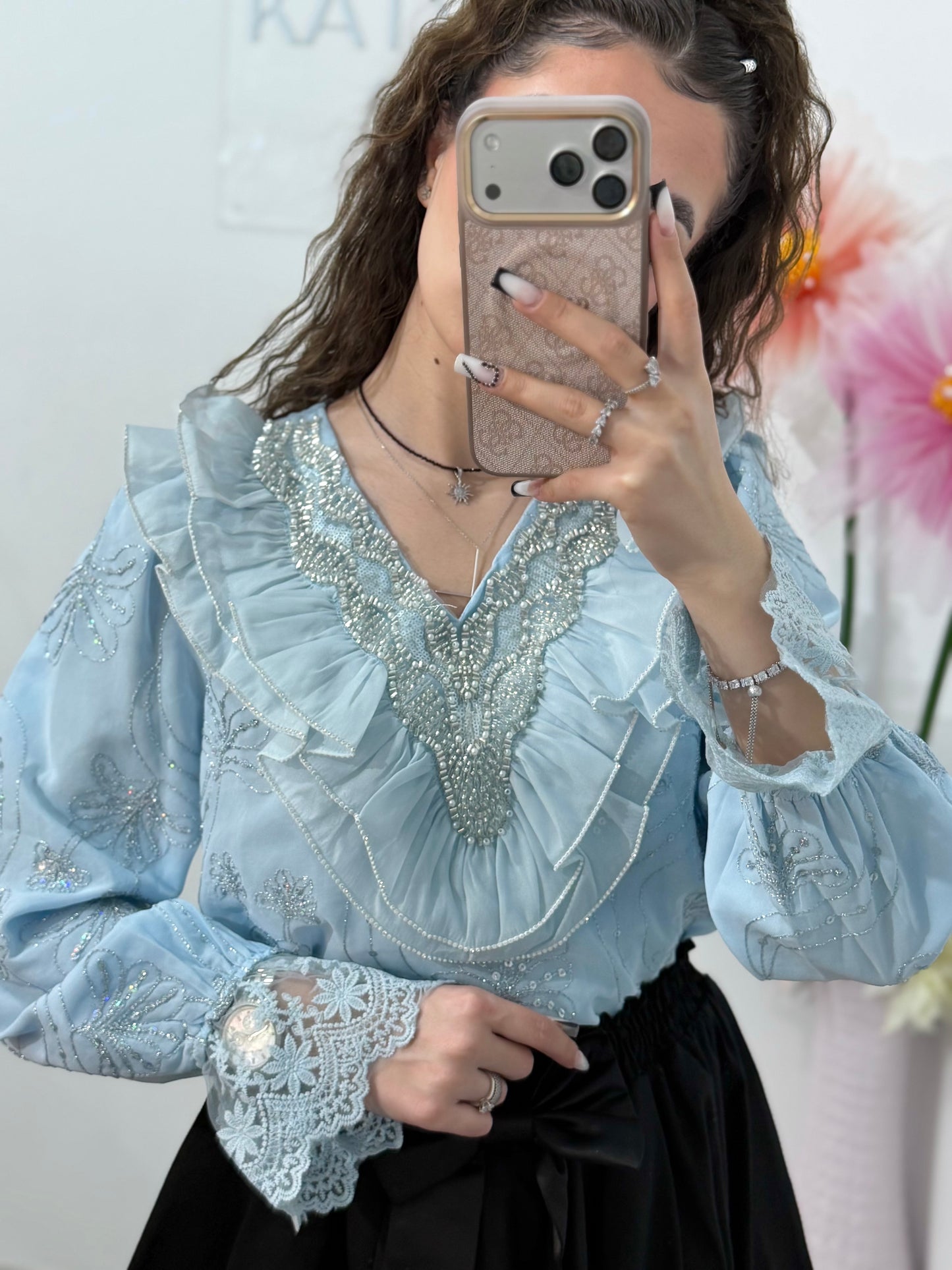 Cămașă elegantă bleu ciel, cu broderie și volane – ideală pentru ținute rafinate