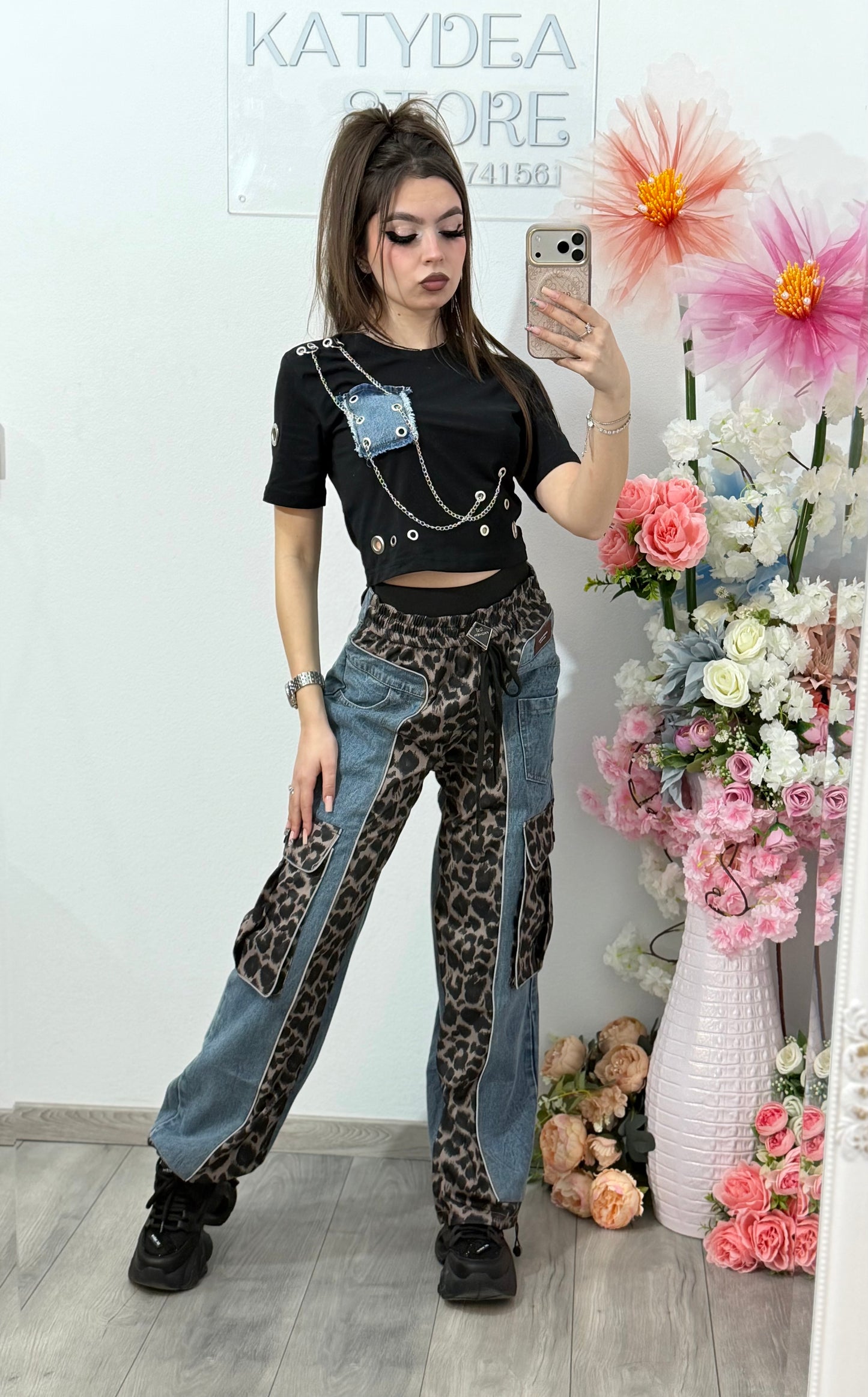 Tricou crop cu inserție din denim și accesorii MYA