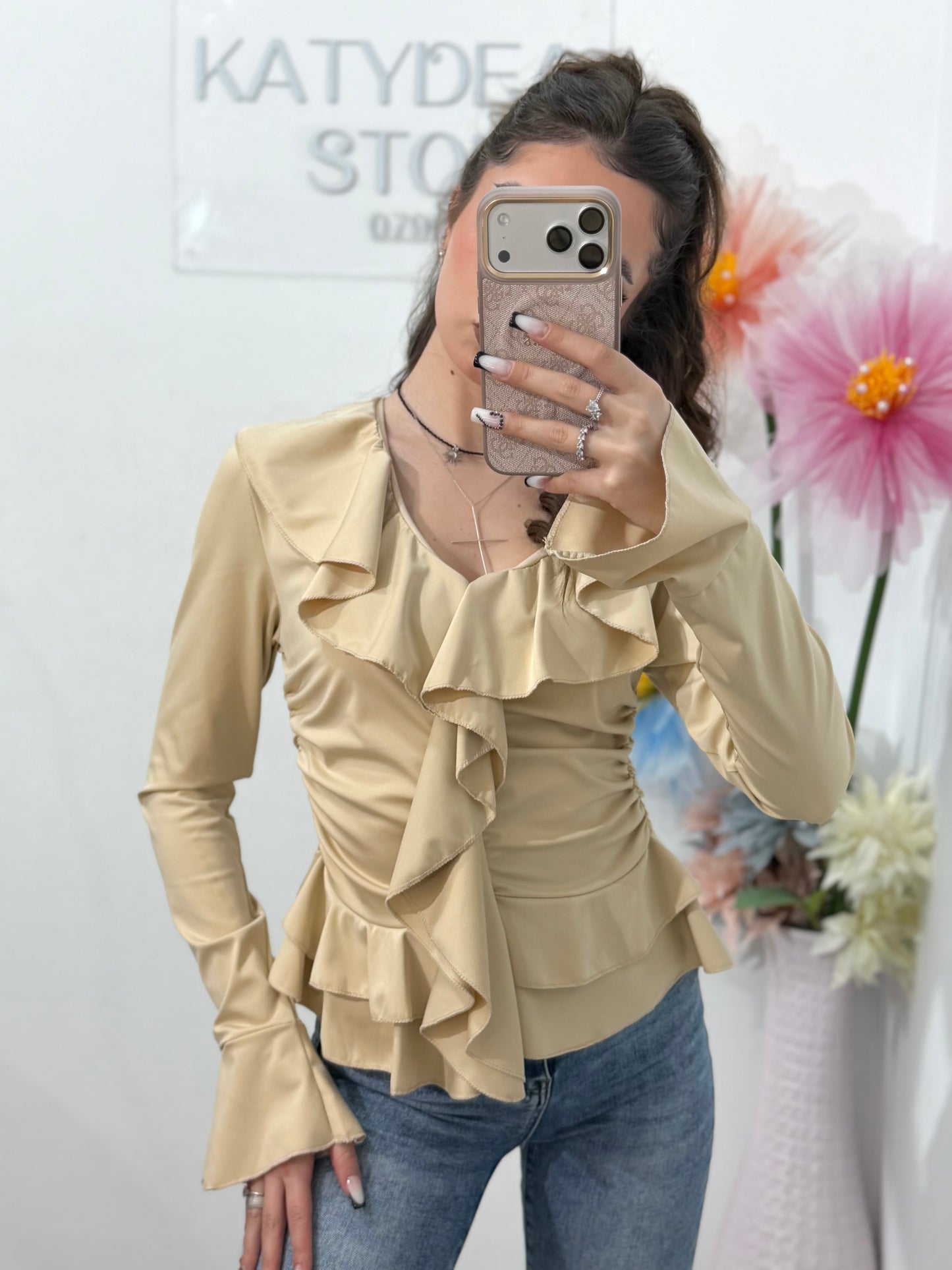 Bluză elegantă damă cu volane, decolteu în V și croială cambrată – stil feminin modern