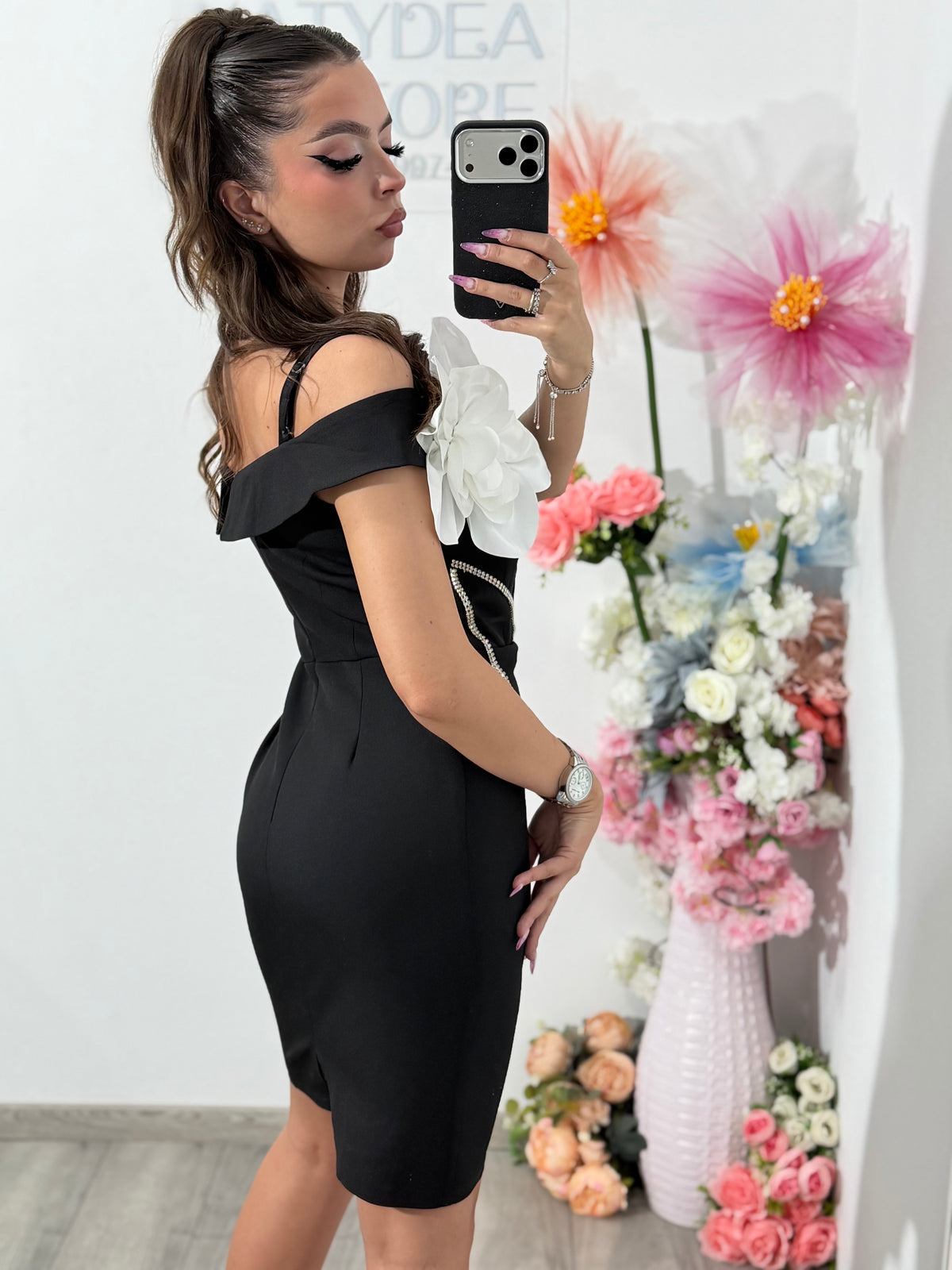 Rochie neagra cu accesorii din cristale si floare alba detasabila