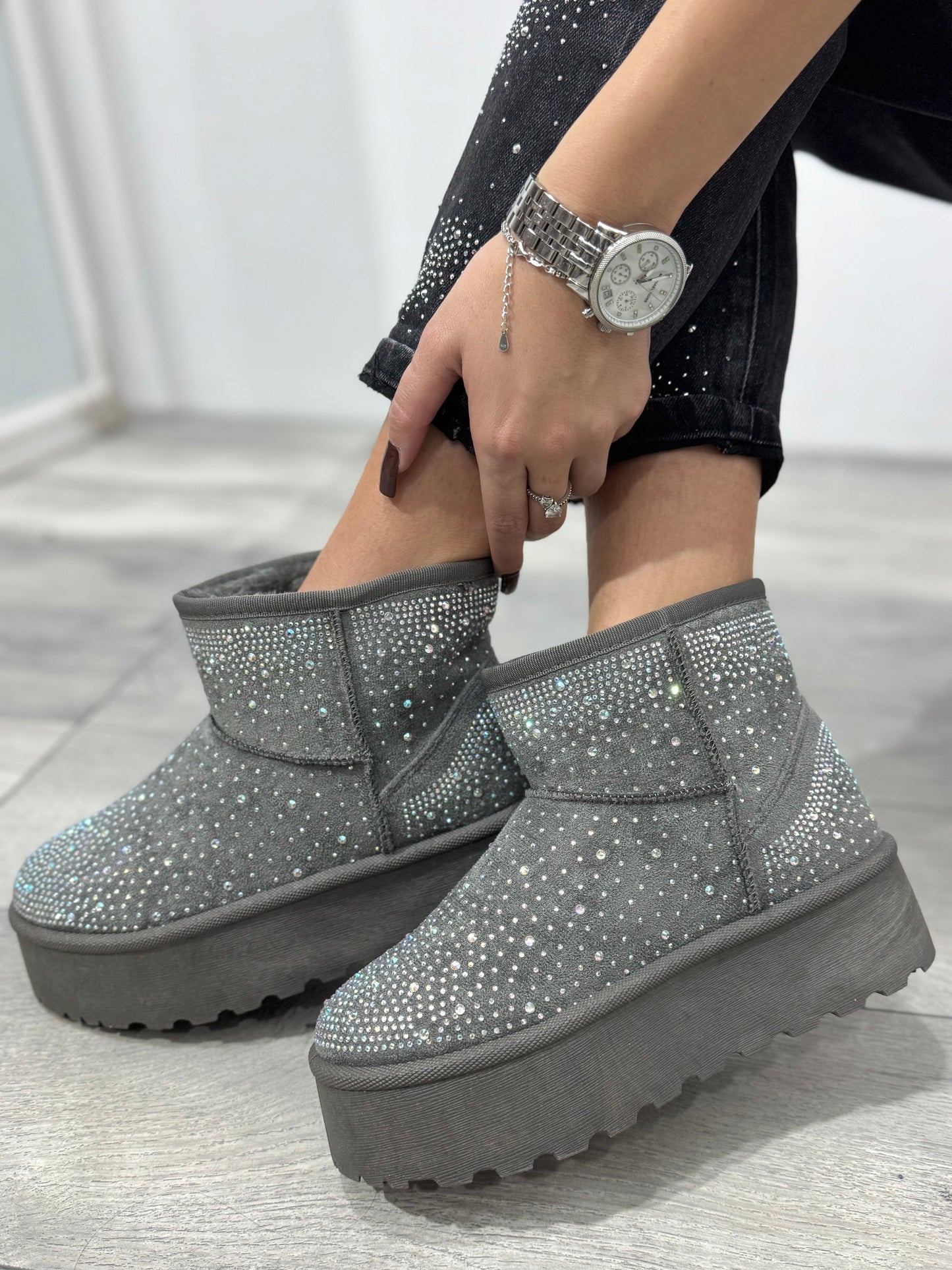 UGG cu talpa groasă și cristale ștanțate DEEA