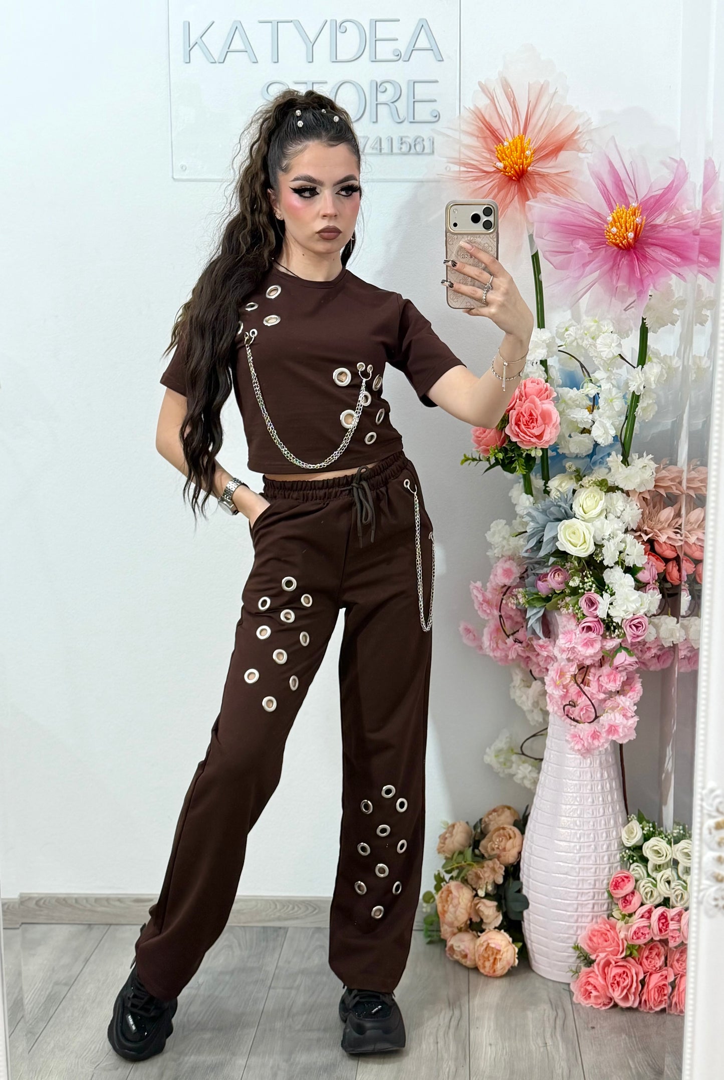 Compleu maro Geo accesorizat cu lănțișoare și inele mari