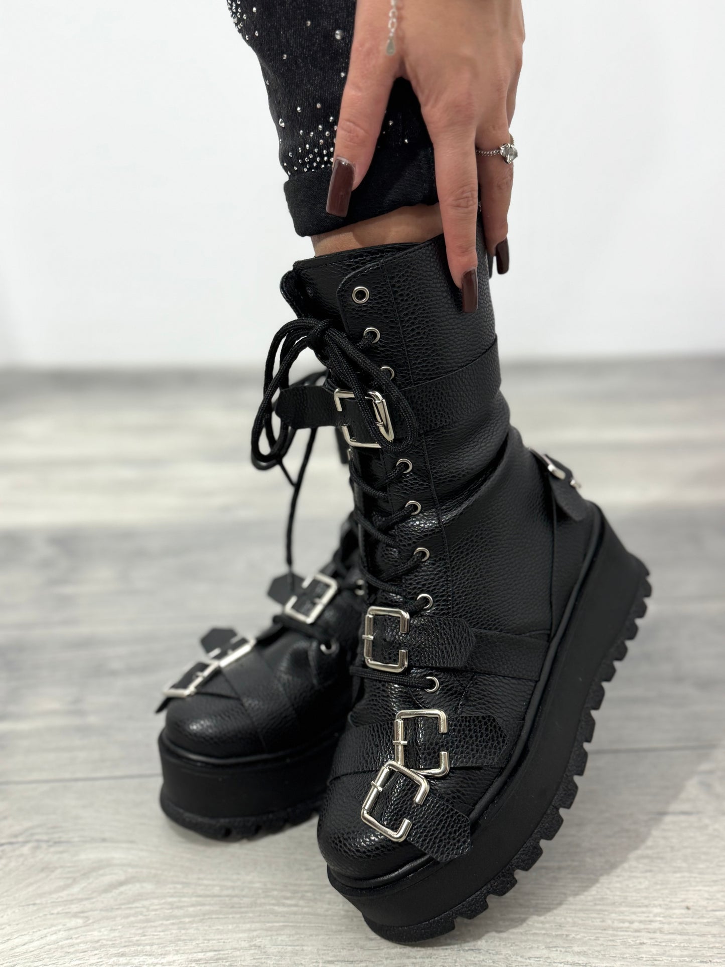 Bocanci cu talpă groasă și catarame BELLA