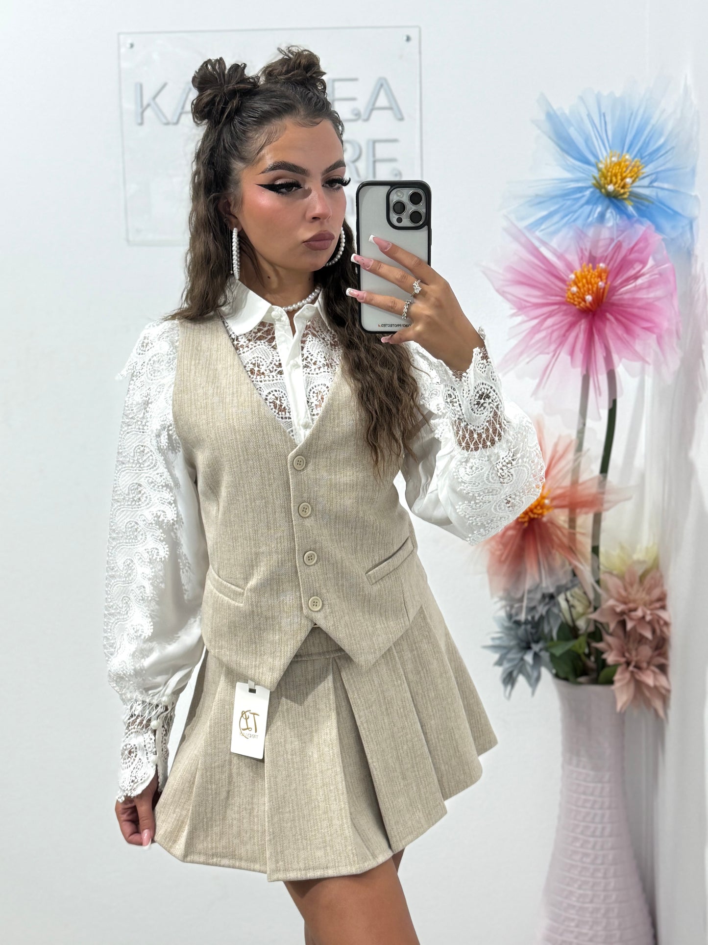 Compleu cu fustă și vestă crem
