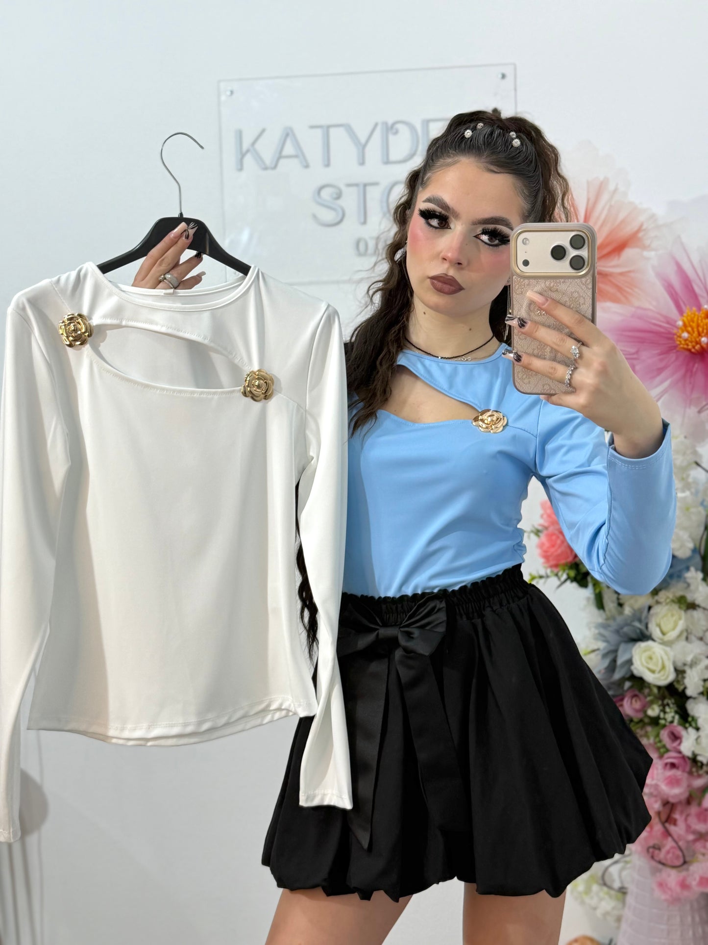 Bluză damă chic cu decupaj la decolteu și aplicații metalice aurii