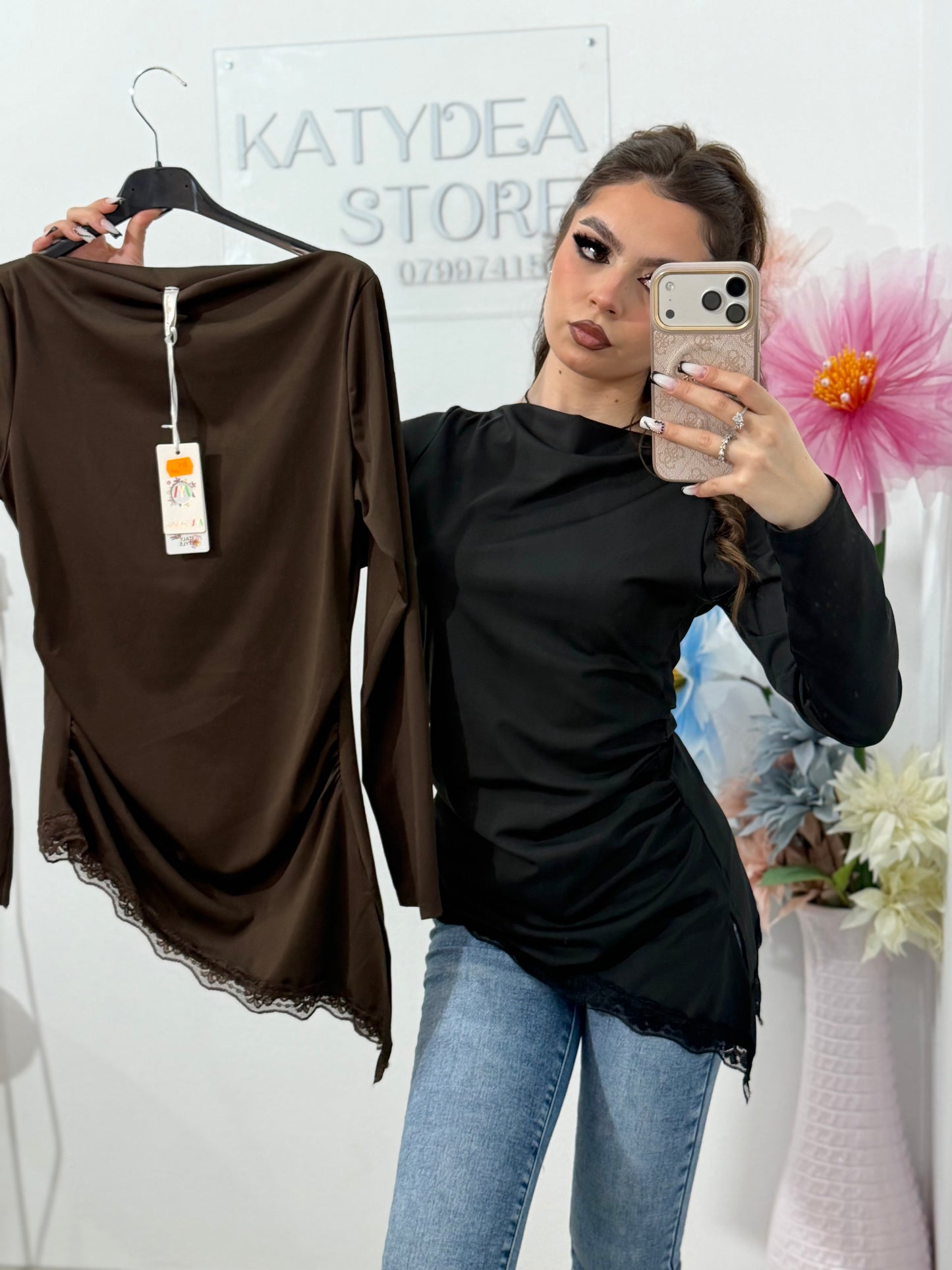 Bluză damă neagră asimetrică, mulată, cu mâneci lungi și detaliu dantelă – stil modern elegant