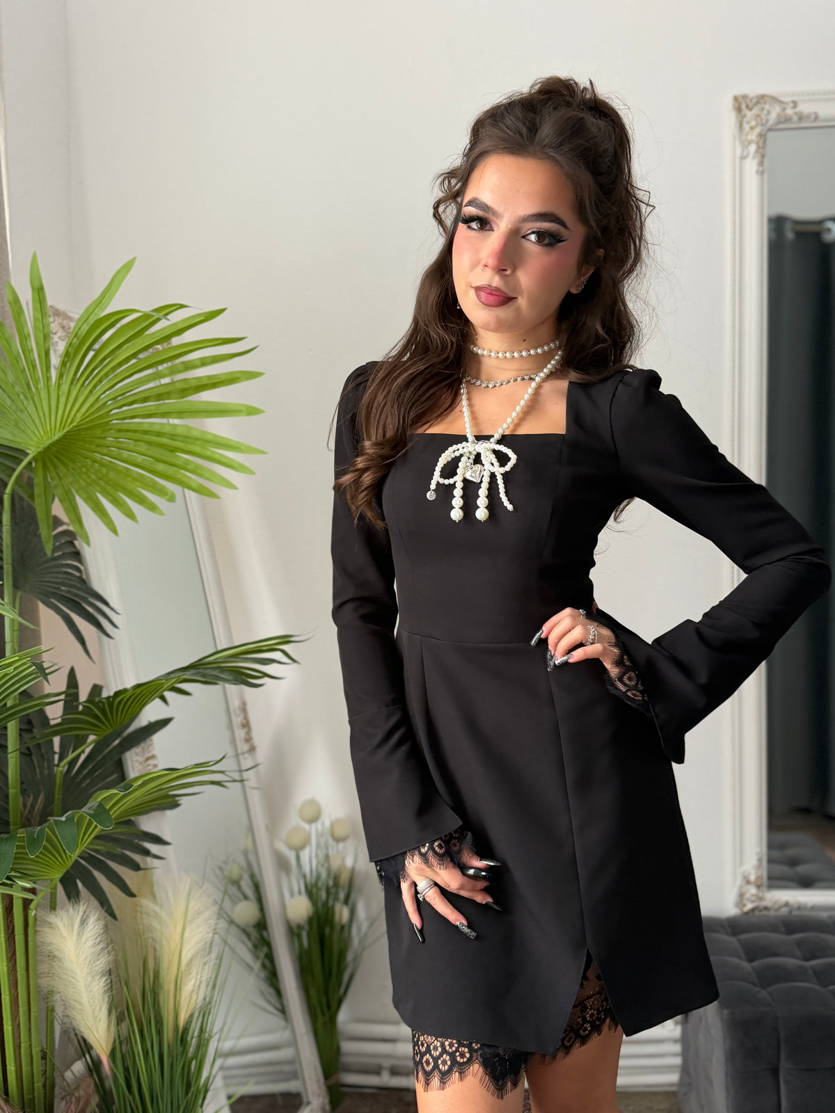Rochie Amara – neagra cu dantelă și mâneci evazate