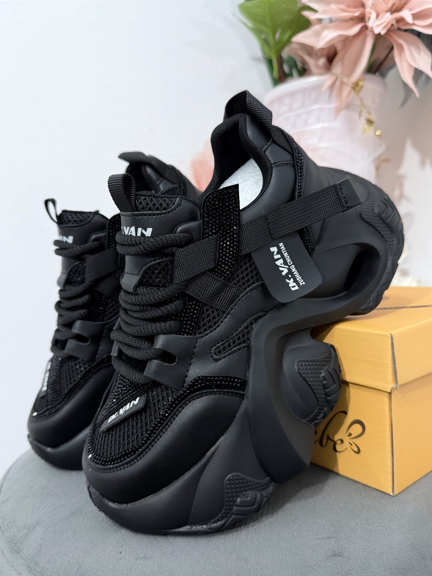 Adidasi VAN cu cristale ștanțate negri