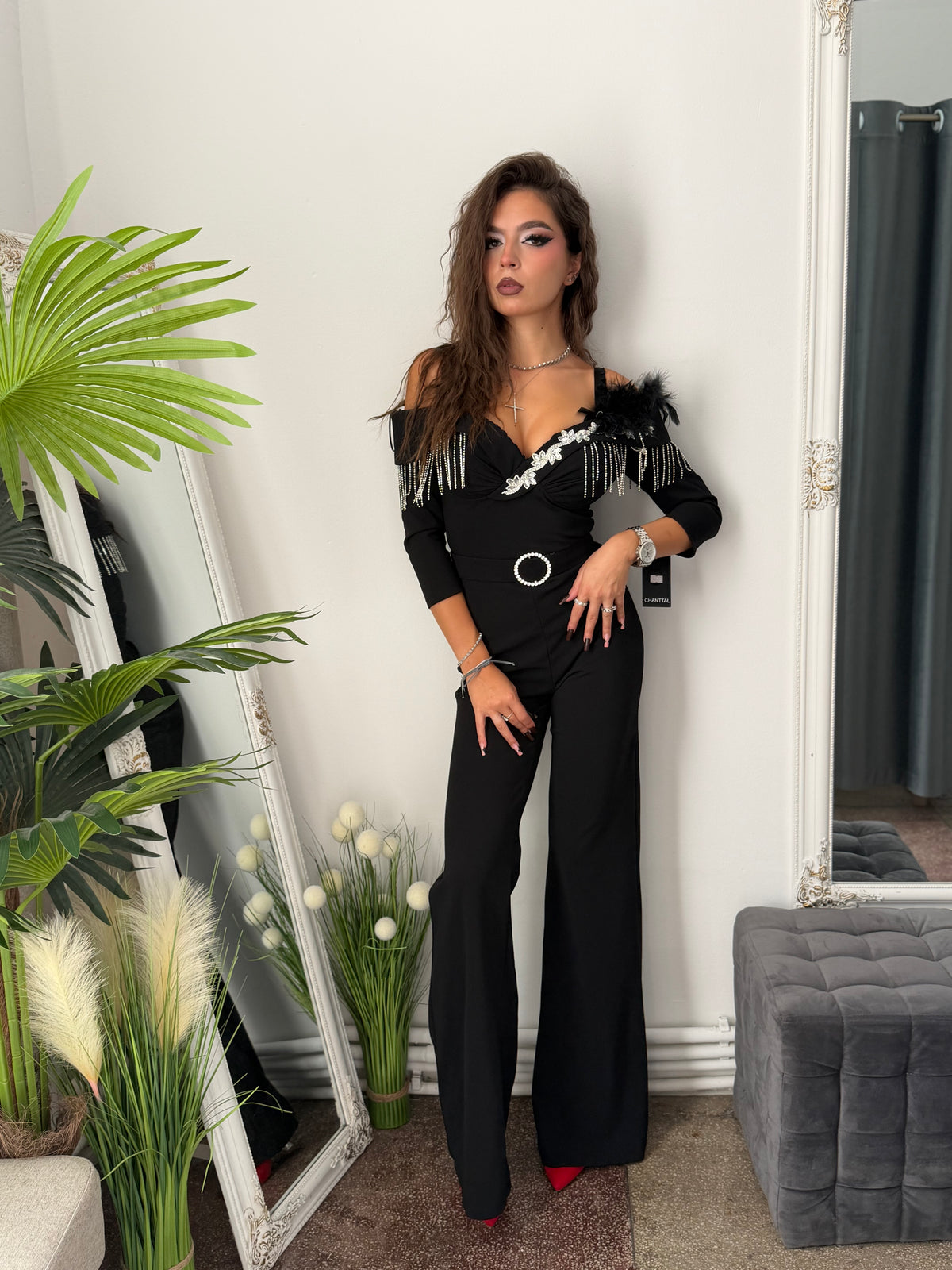 Salopetă elegantă cu accesorii argintii neagra