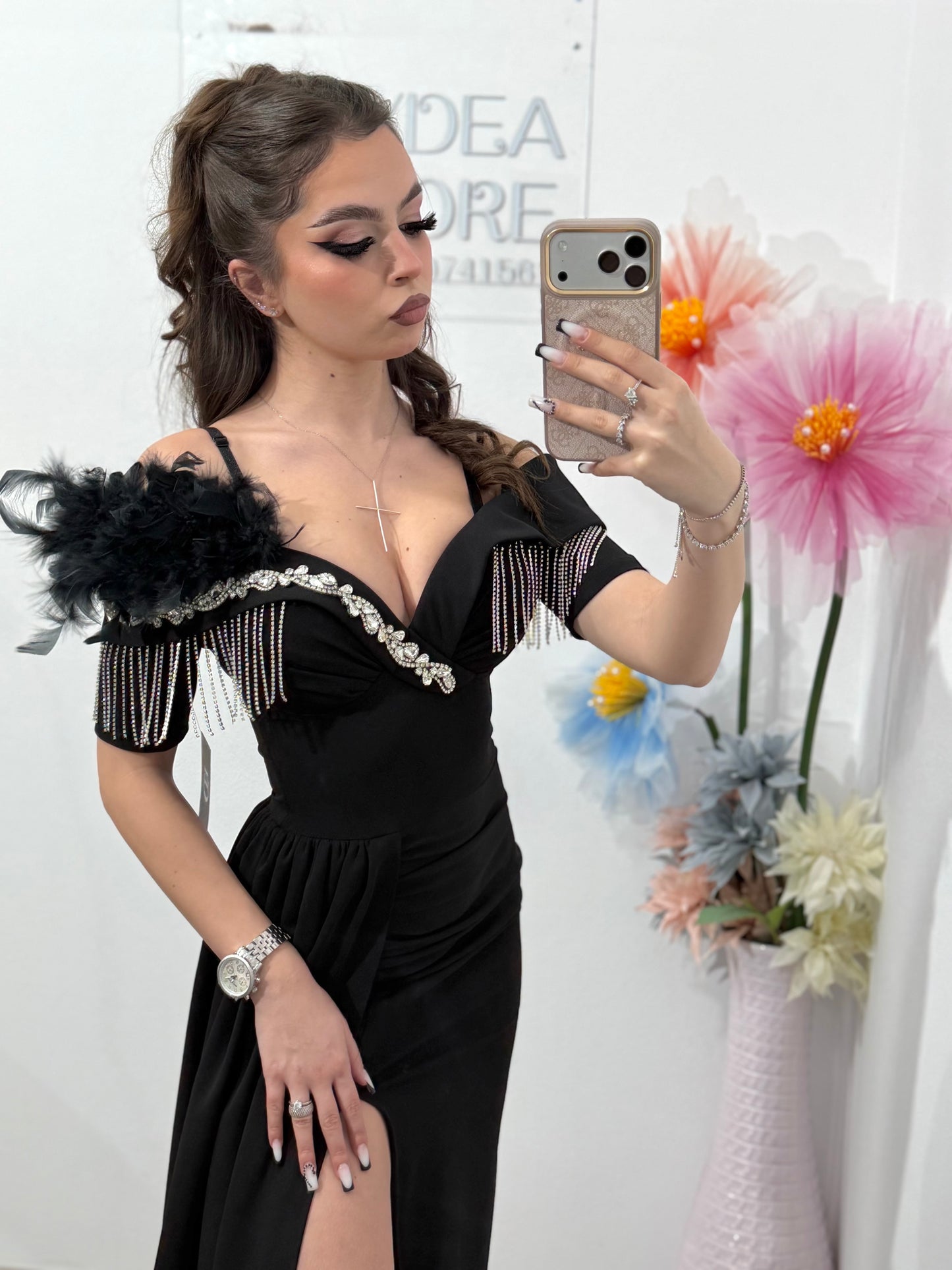 Rochie elegantă off-shoulder cu slit și detalii luxury