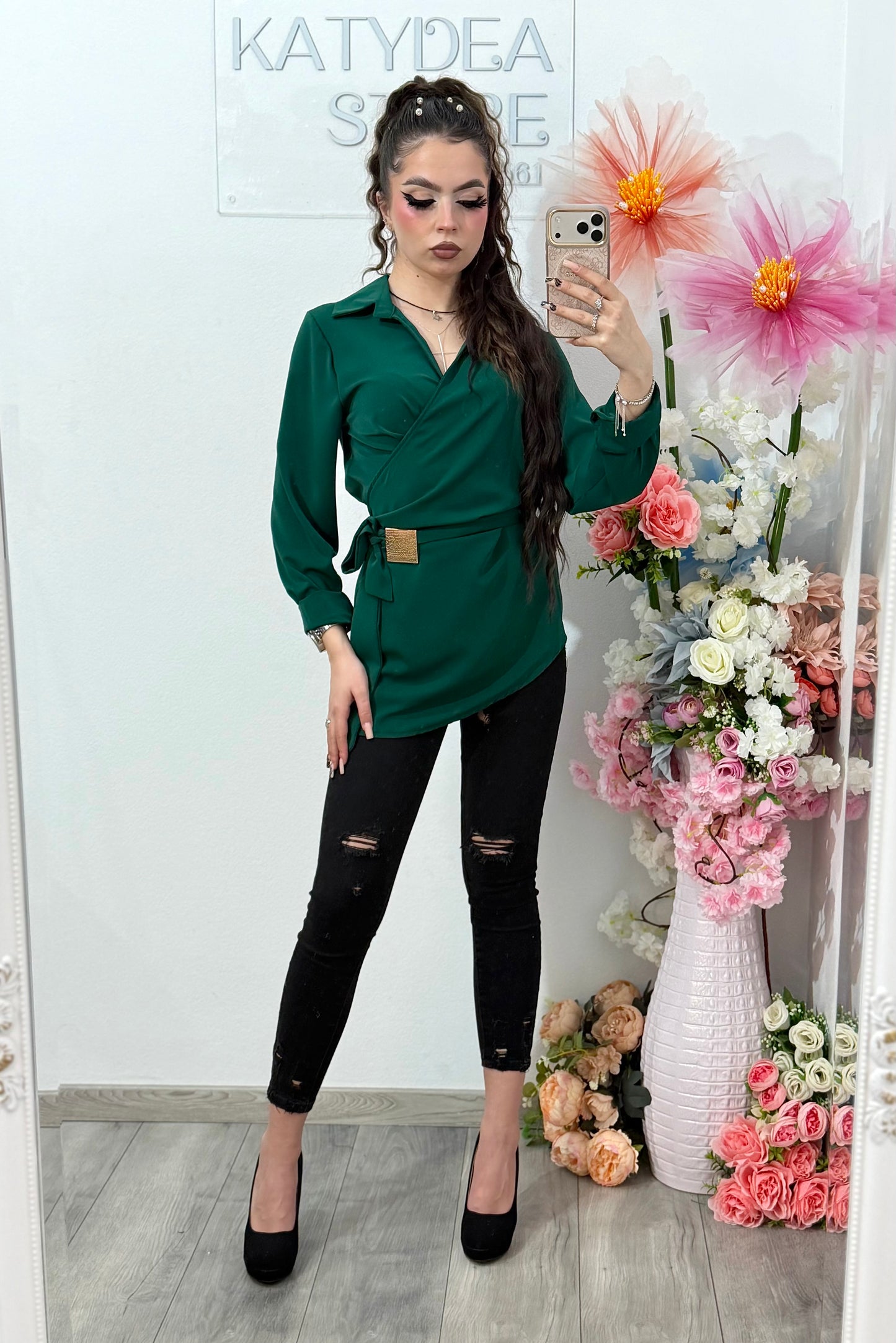 Bluză elegantă damă cu design petrecut și detaliu metalic în talie