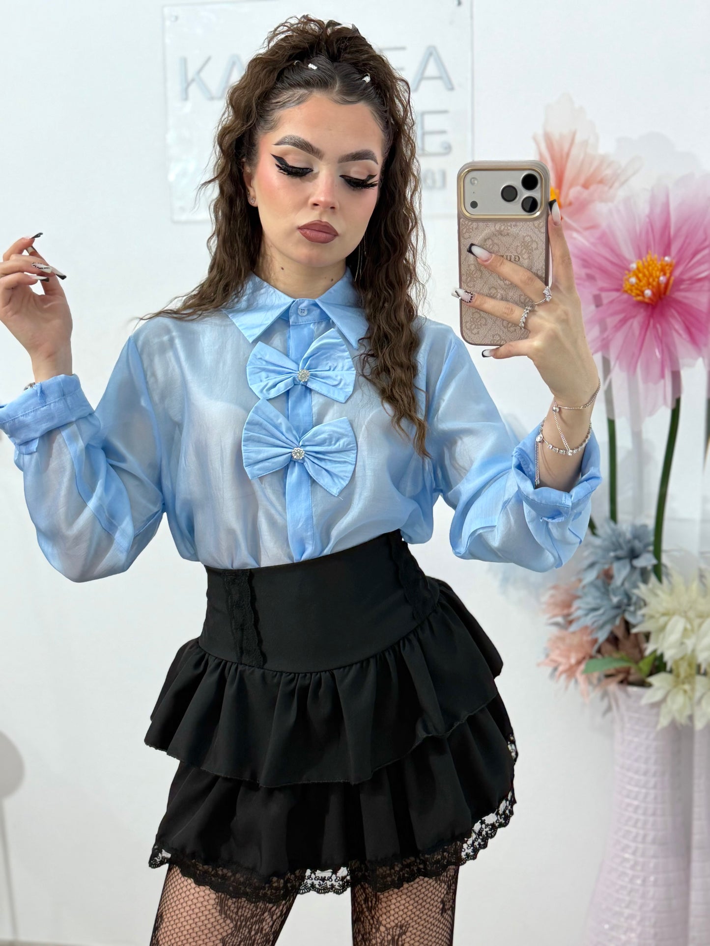 Cămașă elegantă bleu satinată, cu funde decorative – stil feminin și rafinat