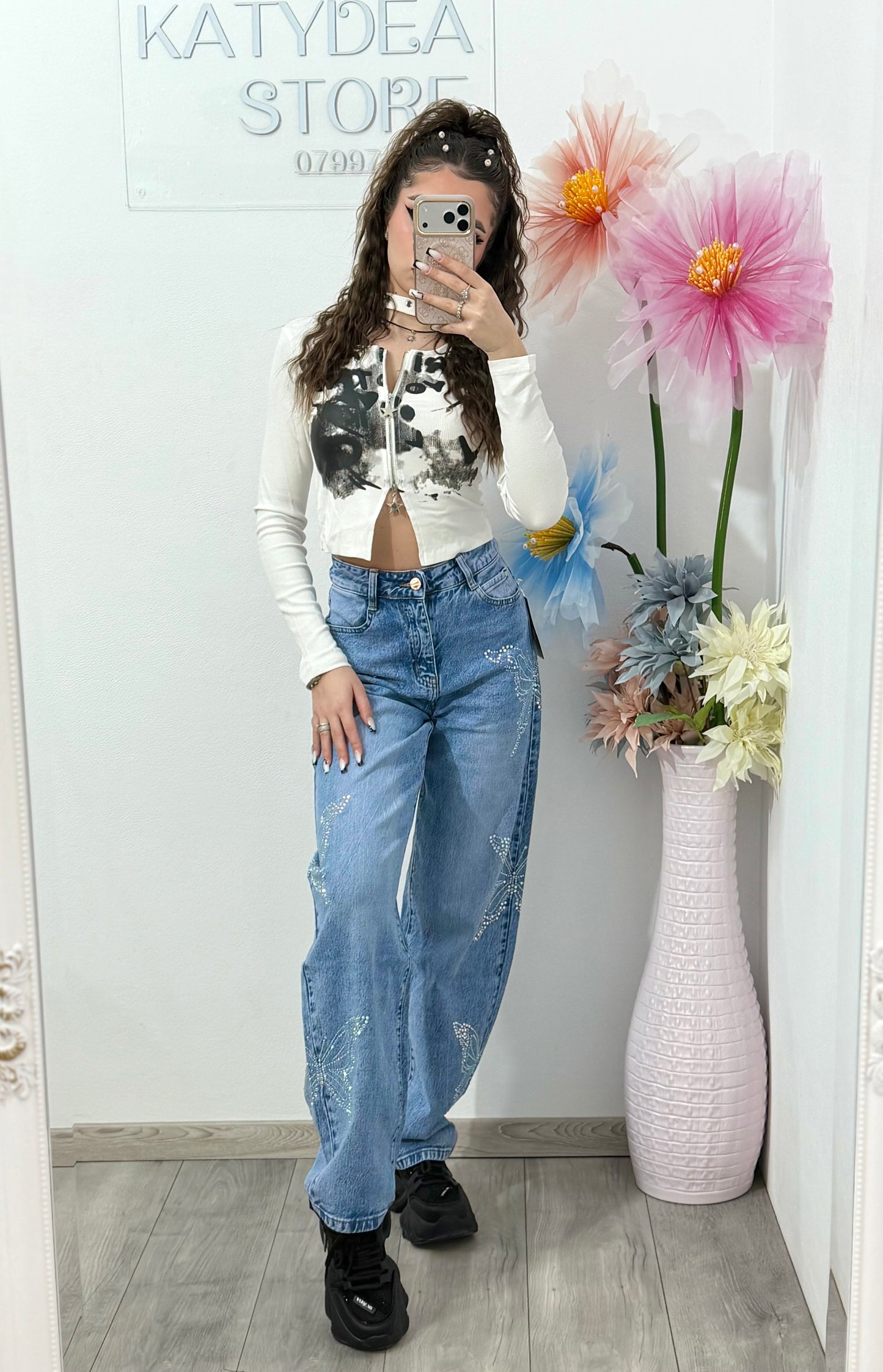 Blugi damă albaștri cu talie înaltă și aplicații fluture din strasuri – model fashion casual