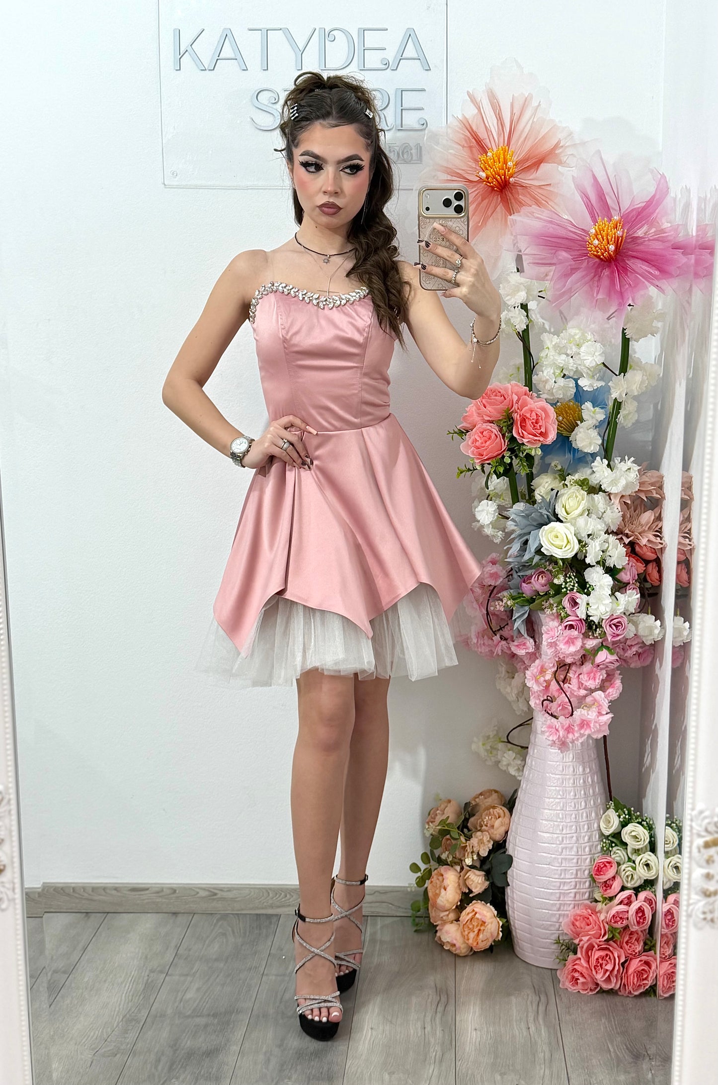 Rochie elegantă roz cu accente delicate și moderne Delice