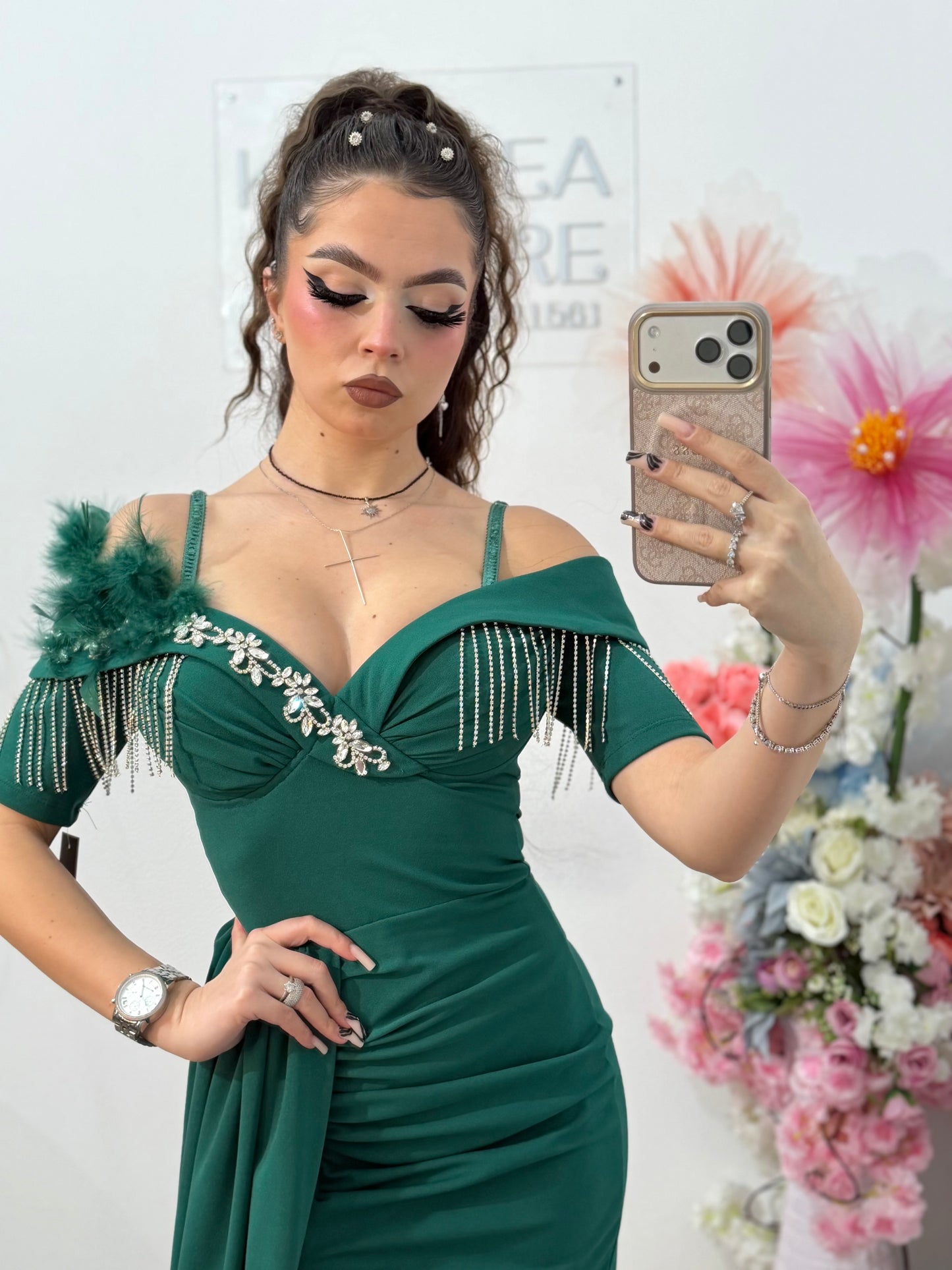 Rochie elegantă off-shoulder cu slit și detalii luxury verde