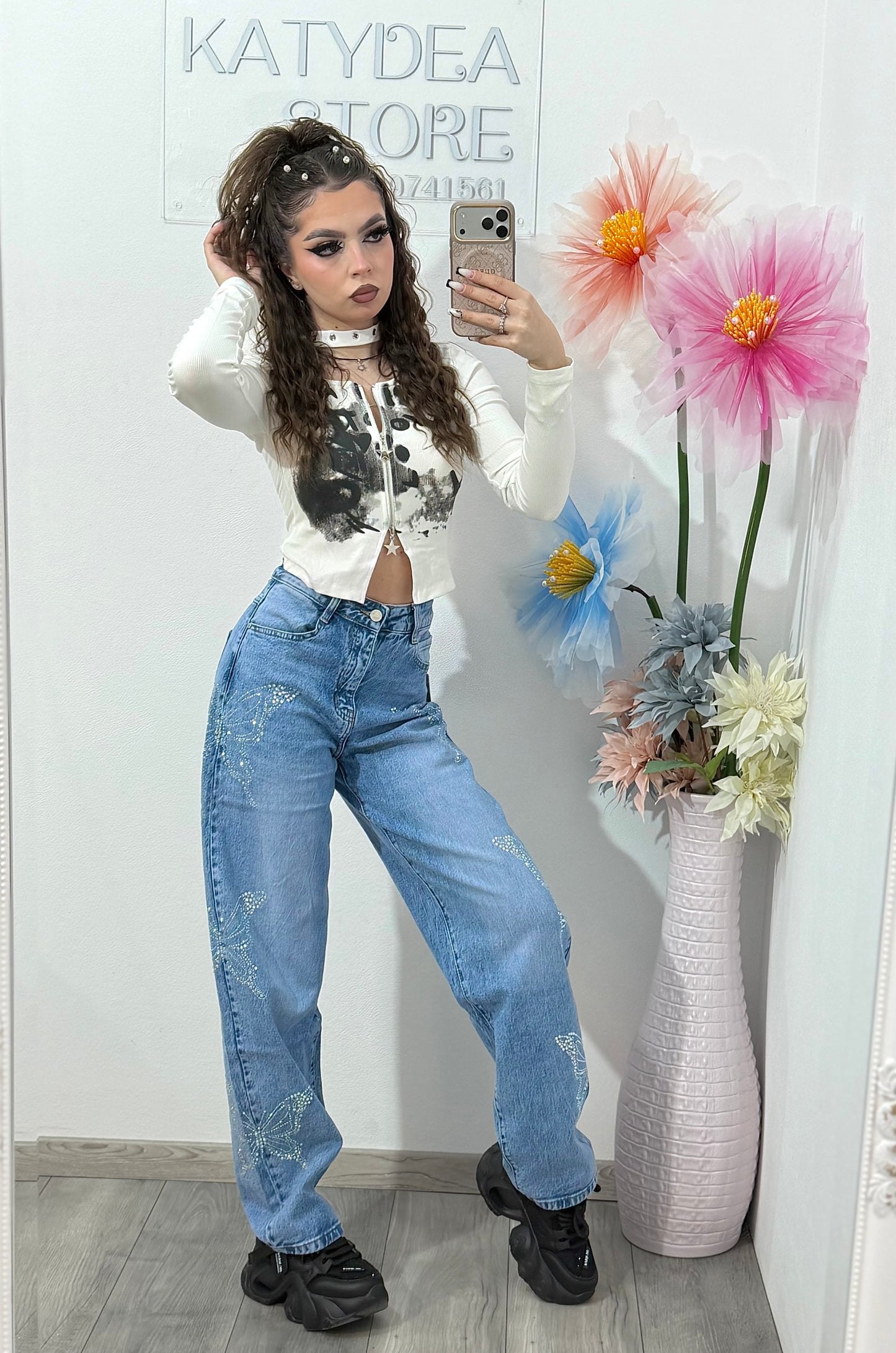 Blugi damă albaștri cu talie înaltă și aplicații fluture din strasuri – model fashion casual