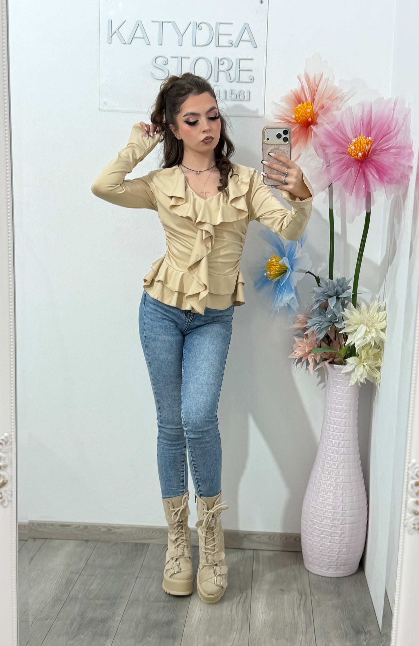 Bluză elegantă damă cu volane, decolteu în V și croială cambrată – stil feminin modern