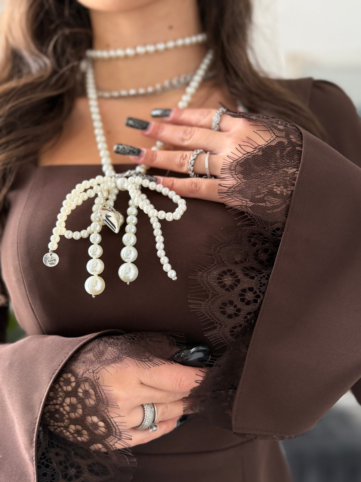 Rochie Amara – maro cu dantelă și mâneci evazate