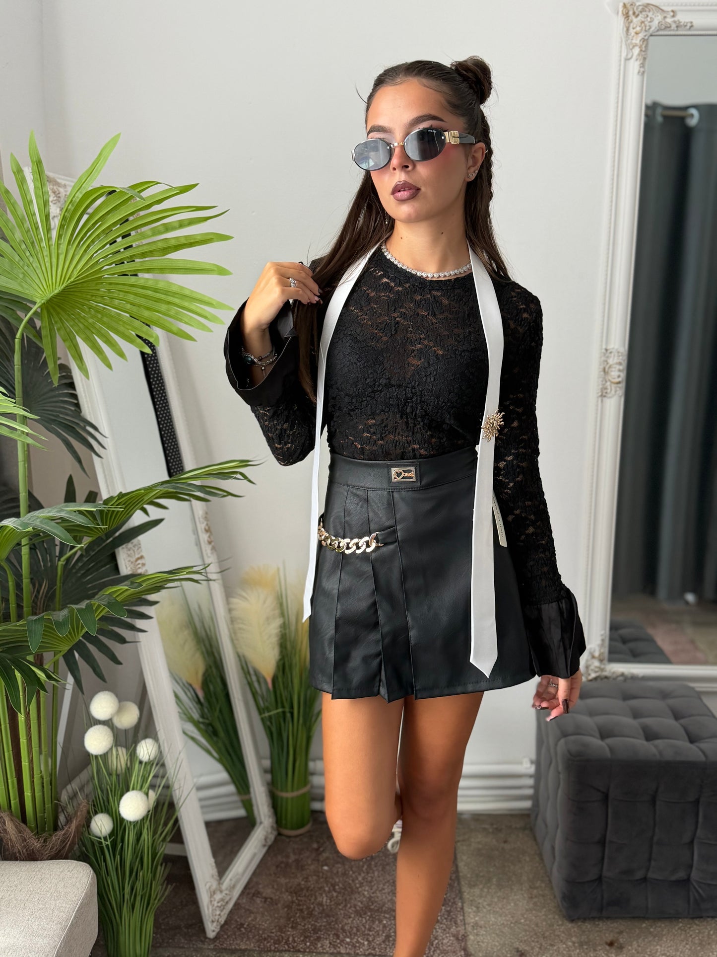 Bluză din dantelă neagra cu mânecă clopot