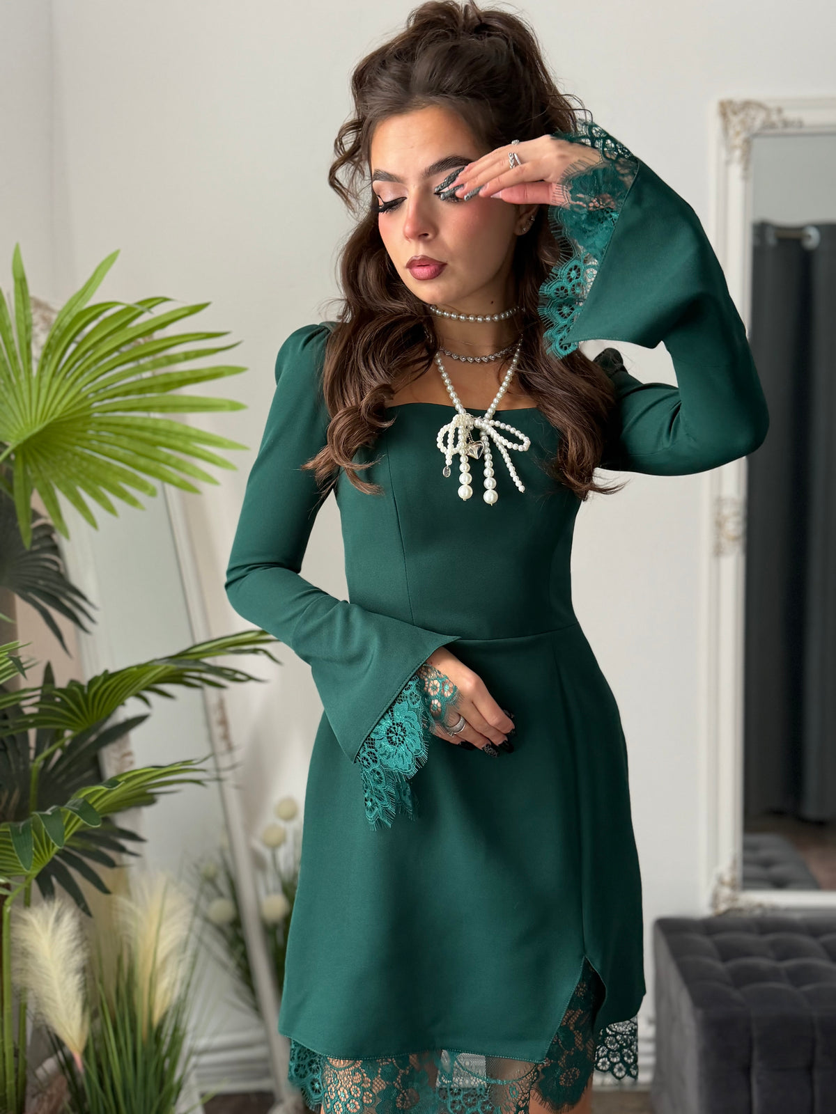 Rochie Amara – verde cu dantelă și mâneci evazate