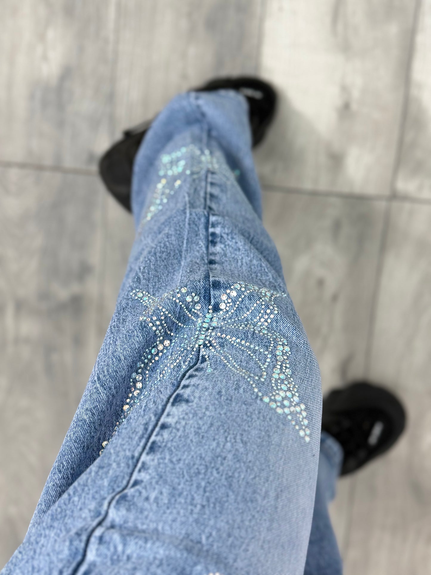 Blugi damă albaștri cu talie înaltă și aplicații fluture din strasuri – model fashion casual