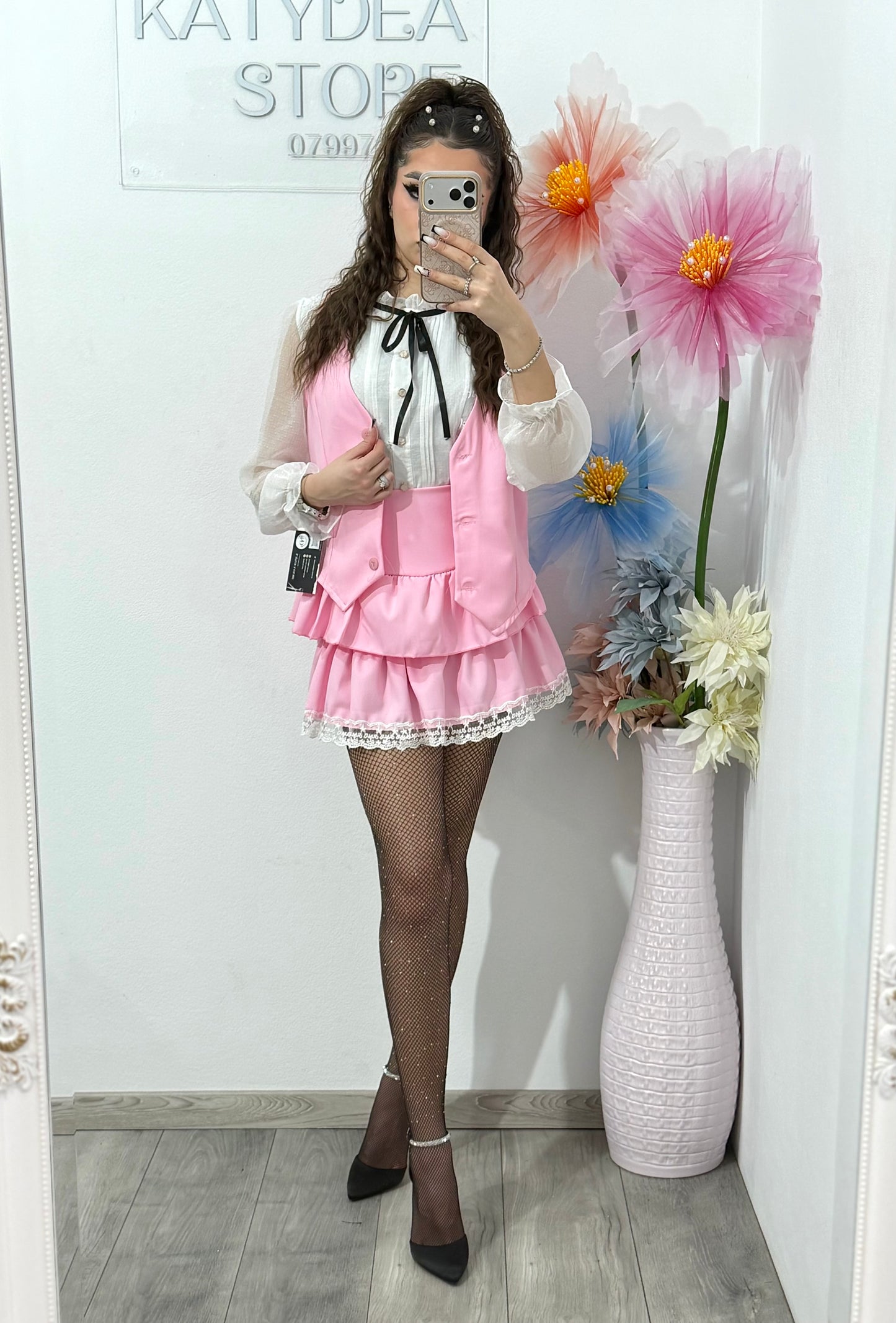 Compleu damă elegant cu vestă și fustă cu volane – ținută feminină casual