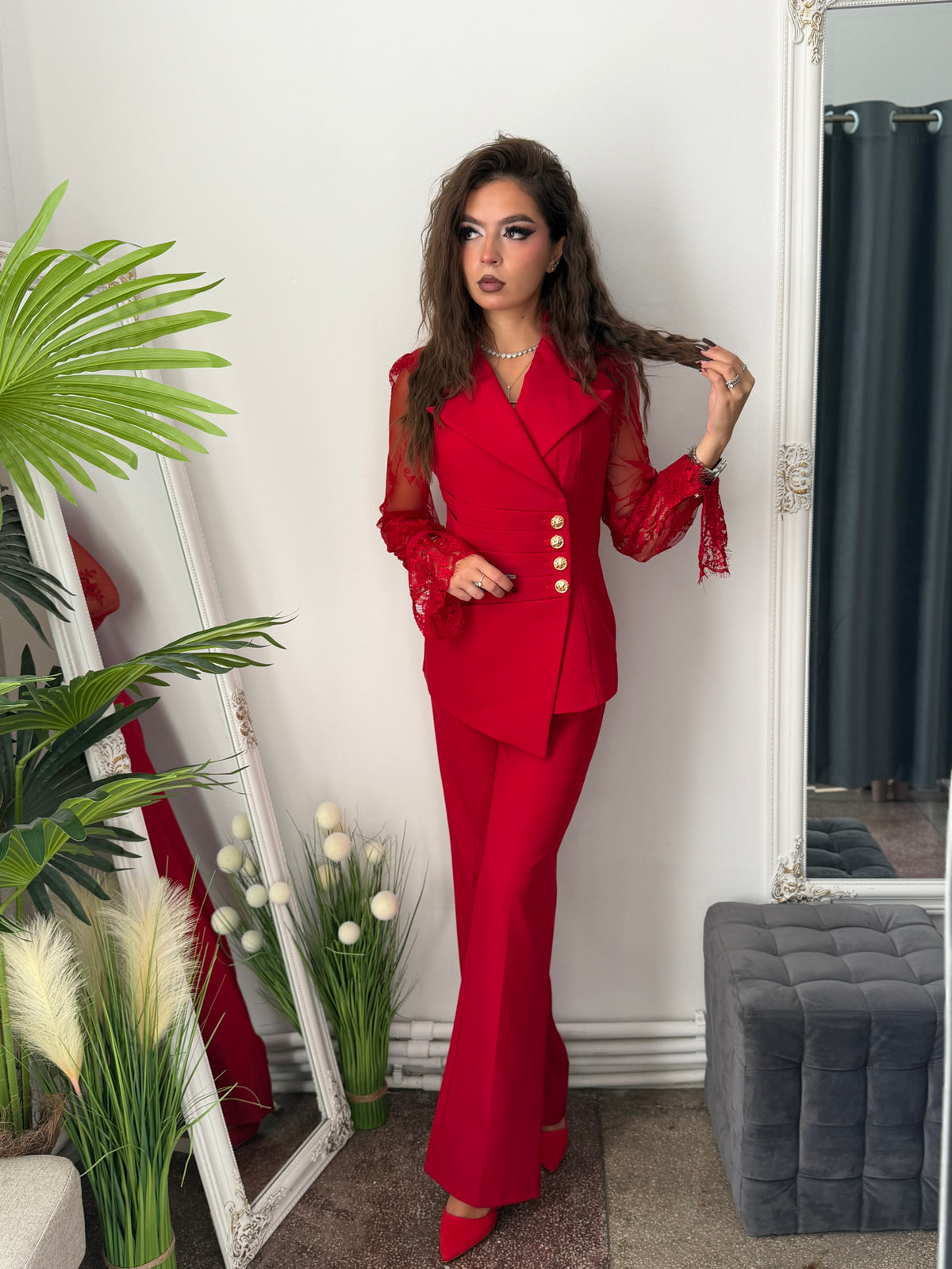Costum elegant cu mânecă dantelată roșu