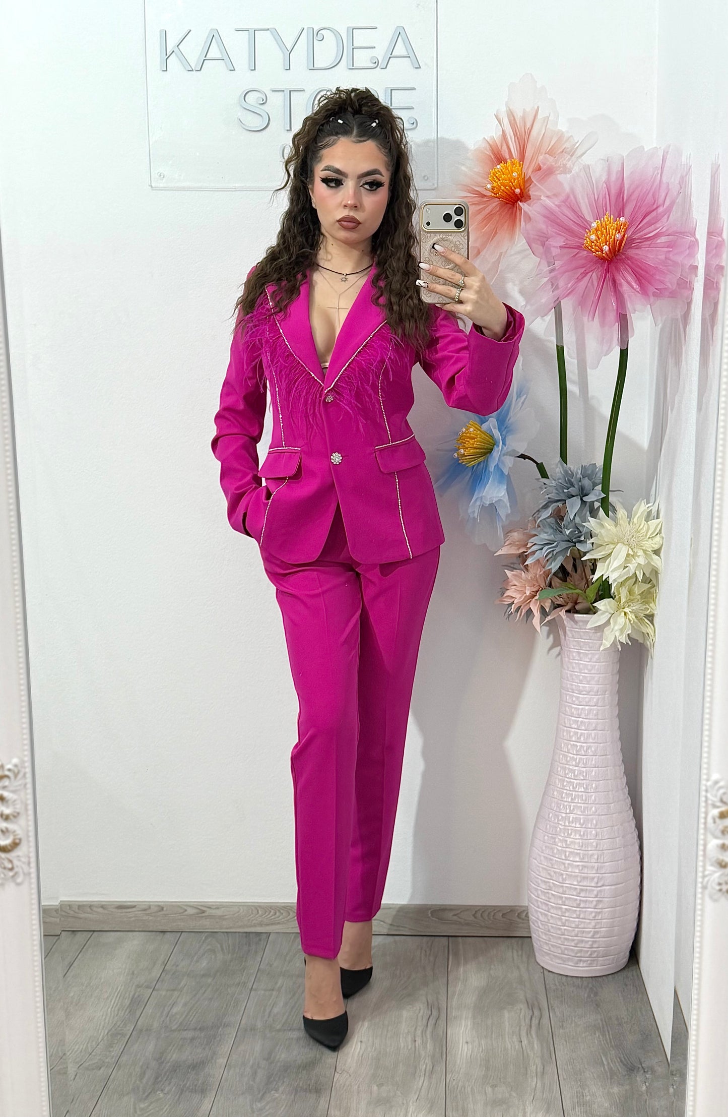 Costum elegant cu cristale și pene fucsia Carina