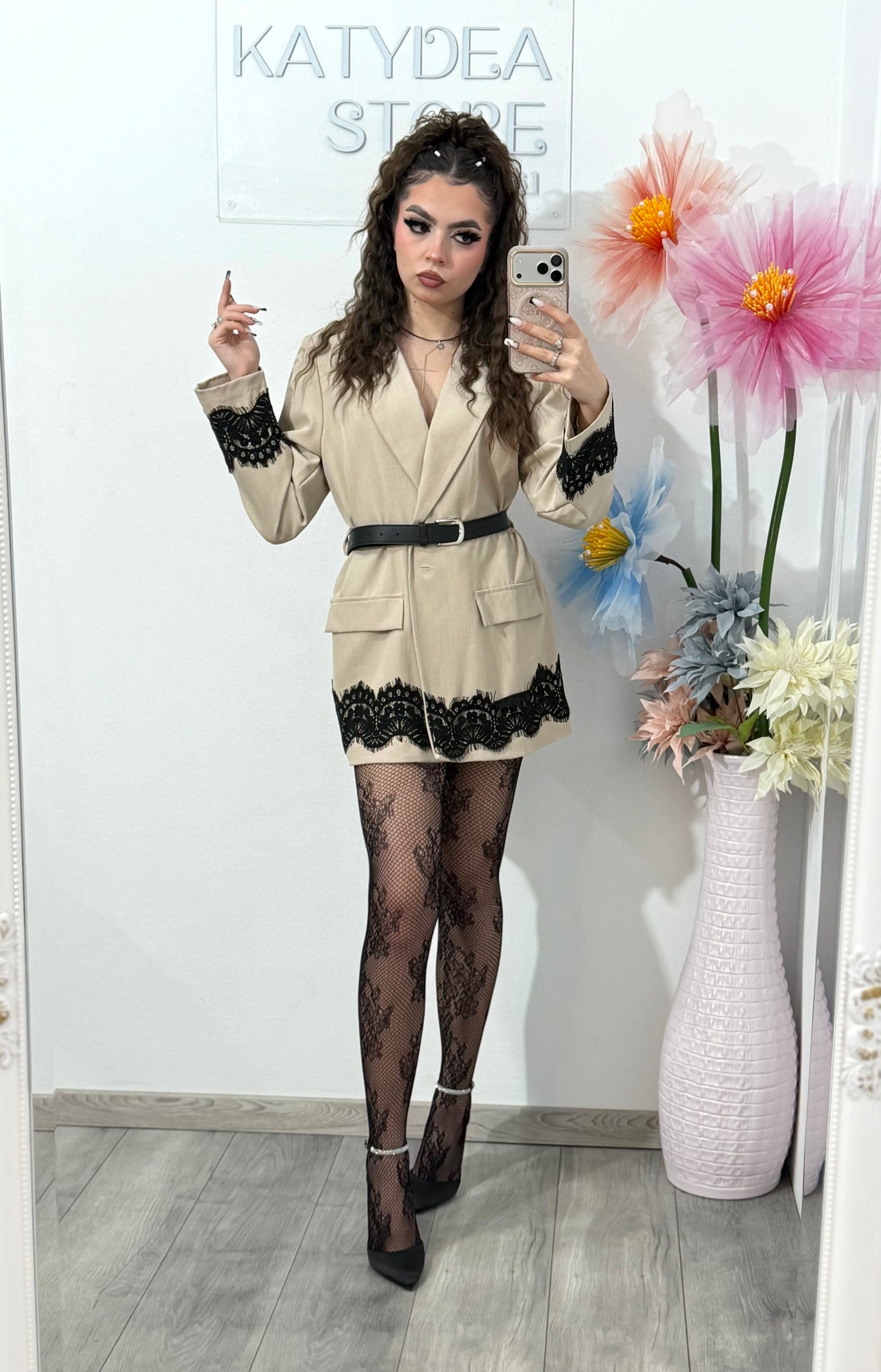 Sacou elegant cu dantelă neagră , bej SORINA