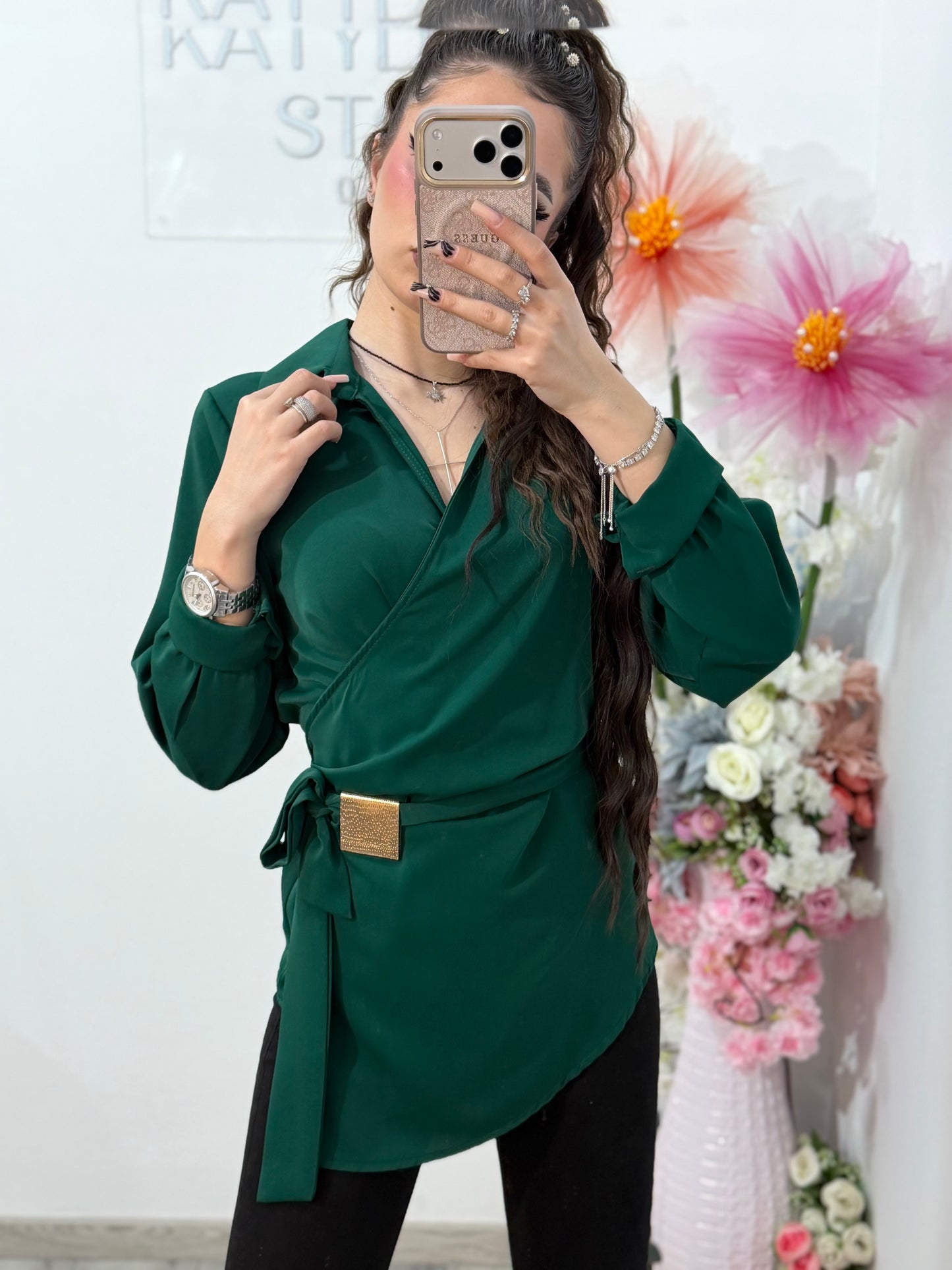 Bluză elegantă damă cu design petrecut și detaliu metalic în talie