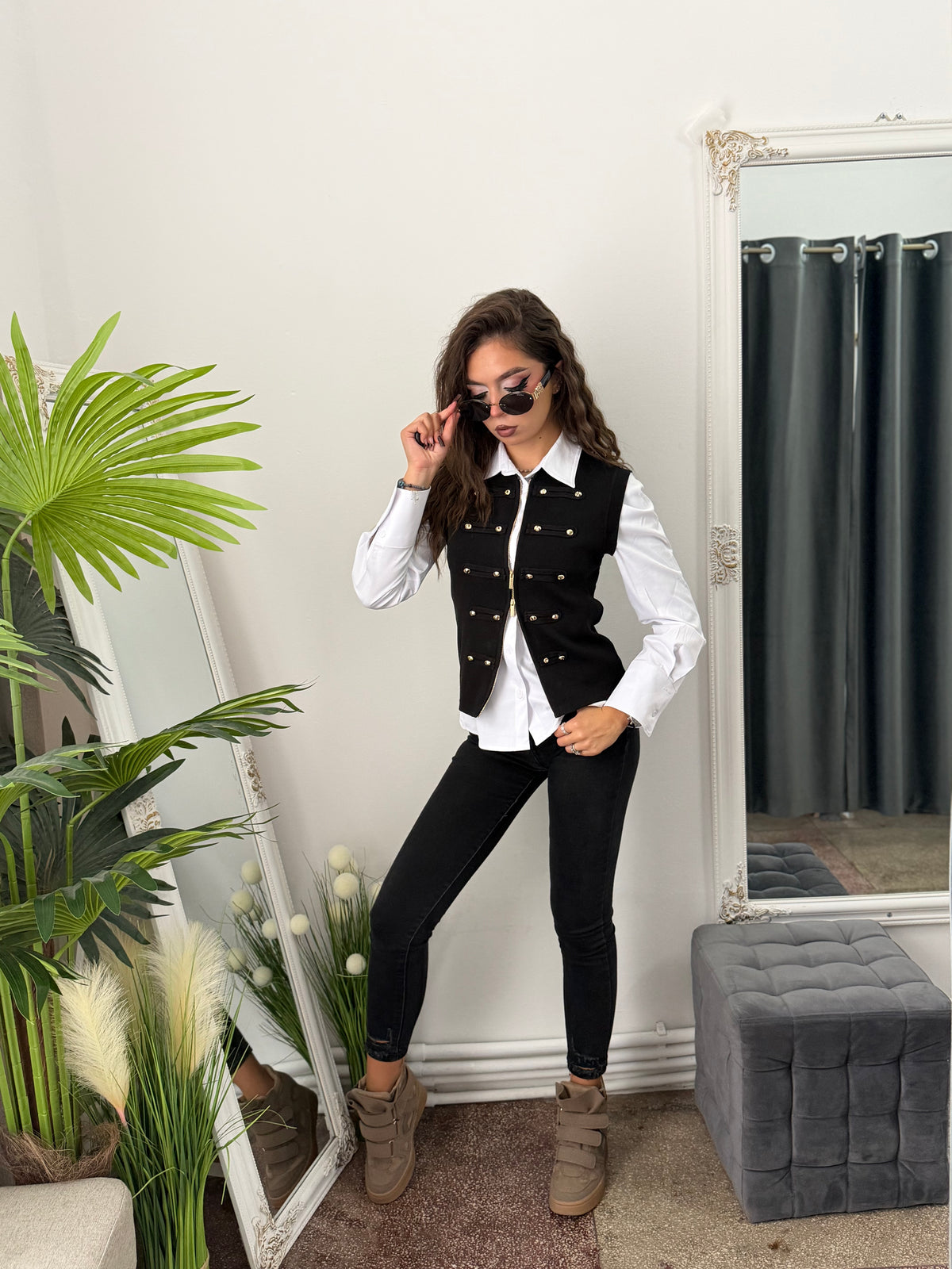 Vestă din tricot cu detalii aurii neagra
