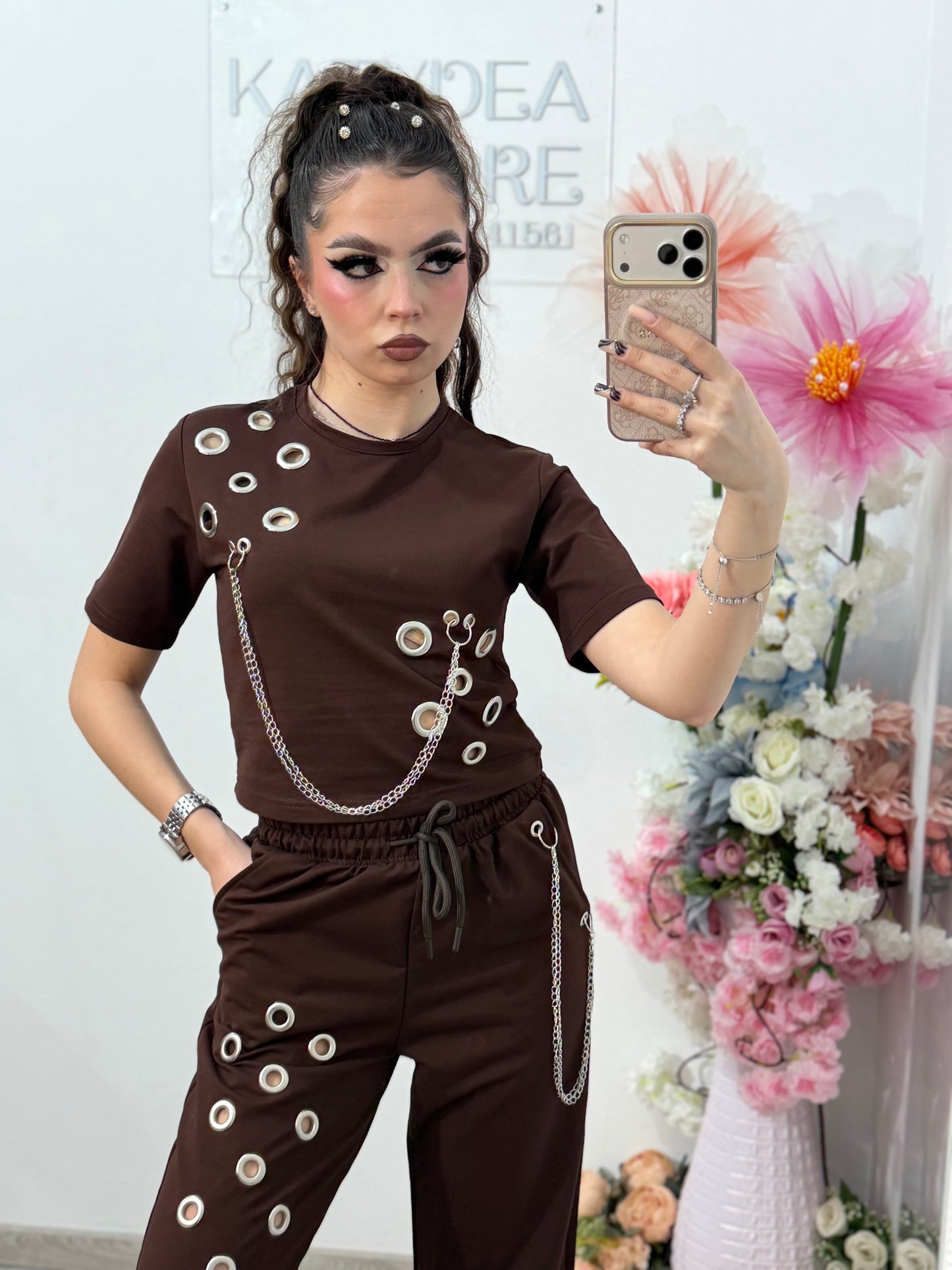 Compleu maro Geo accesorizat cu lănțișoare și inele mari