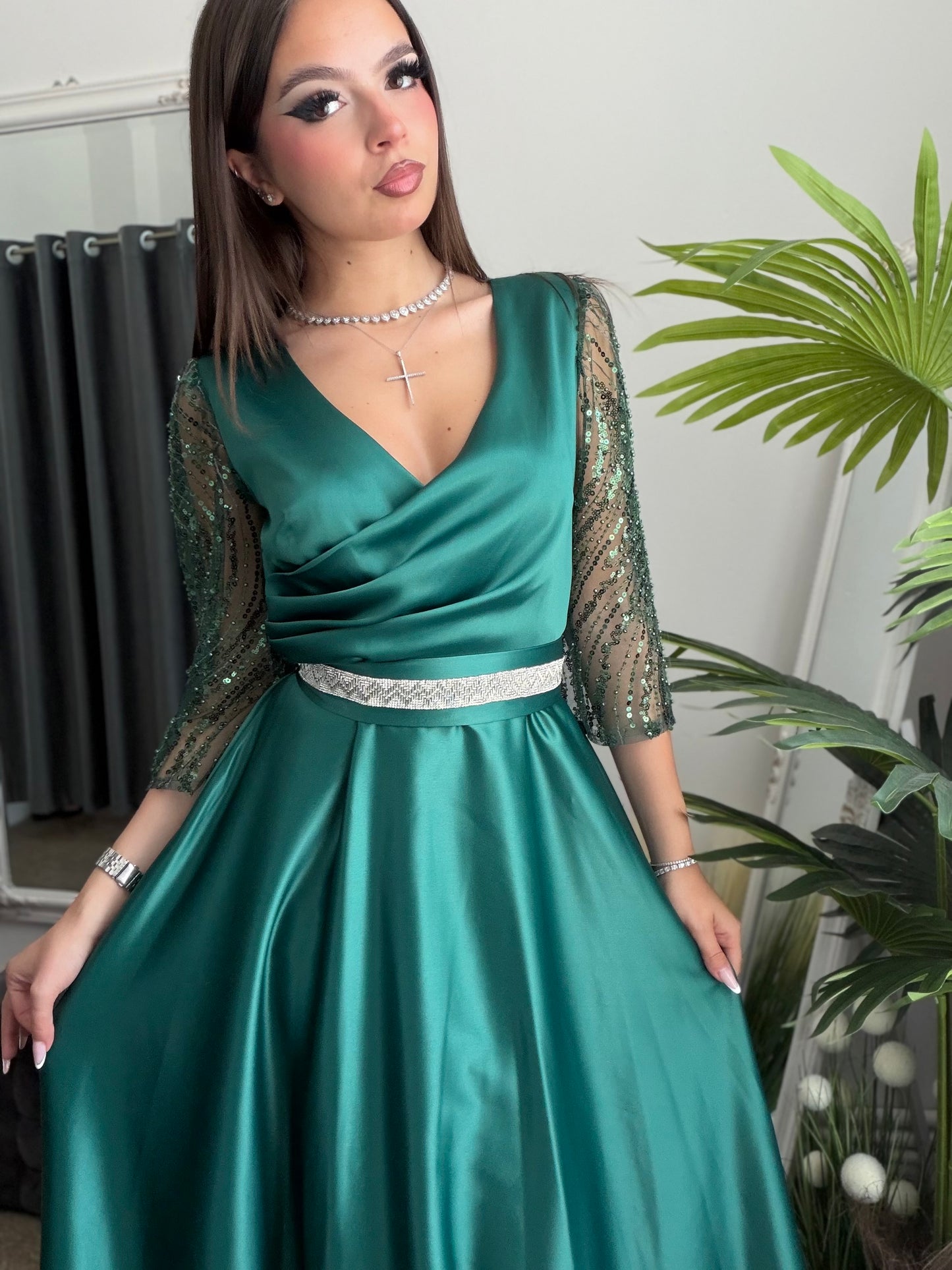 Rochie lunga eleganta din tafta verde smarald si maneci din dantela brodata Adria